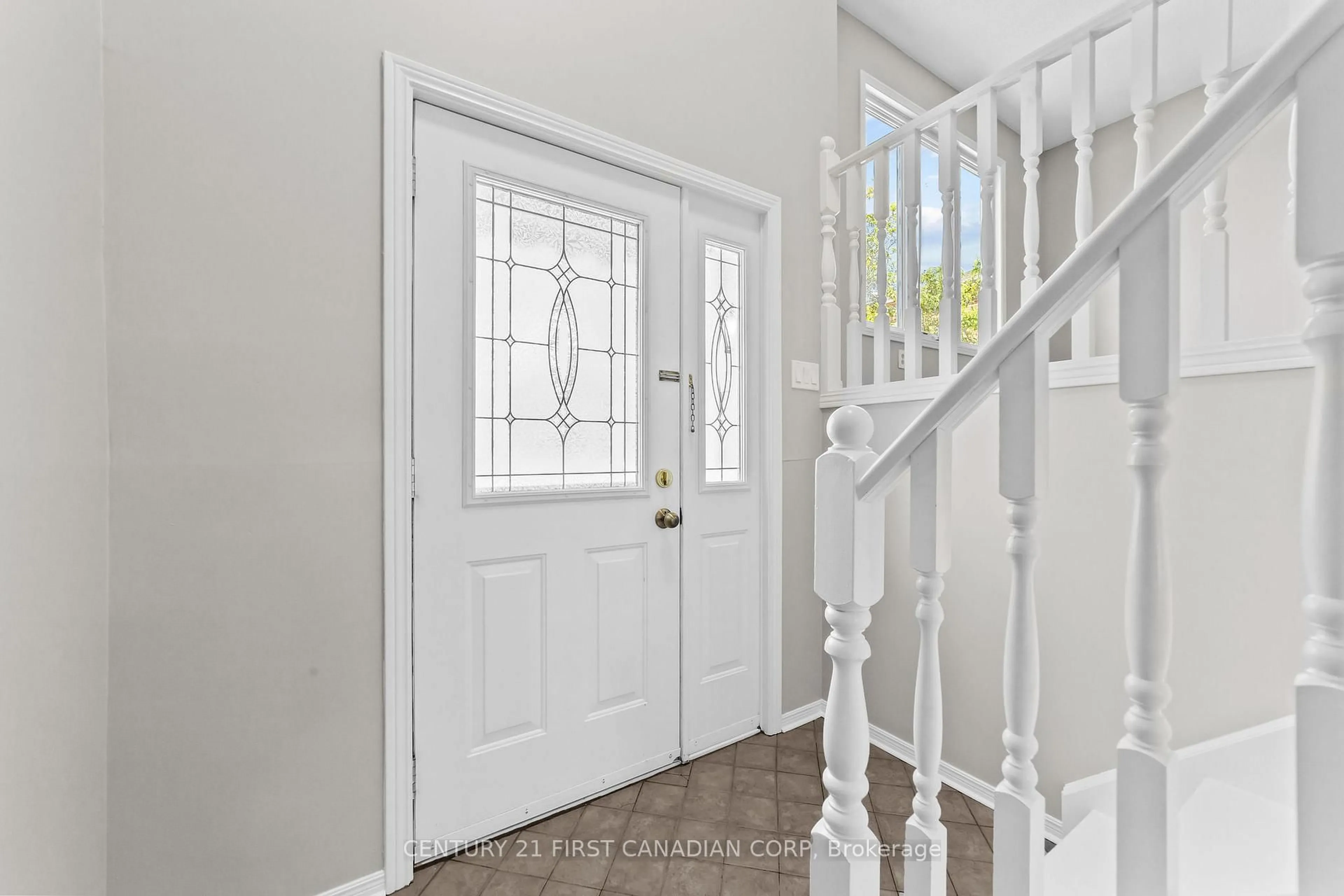 Indoor entryway for 52 Stokes Rd, St. Thomas Ontario N5R 5W7