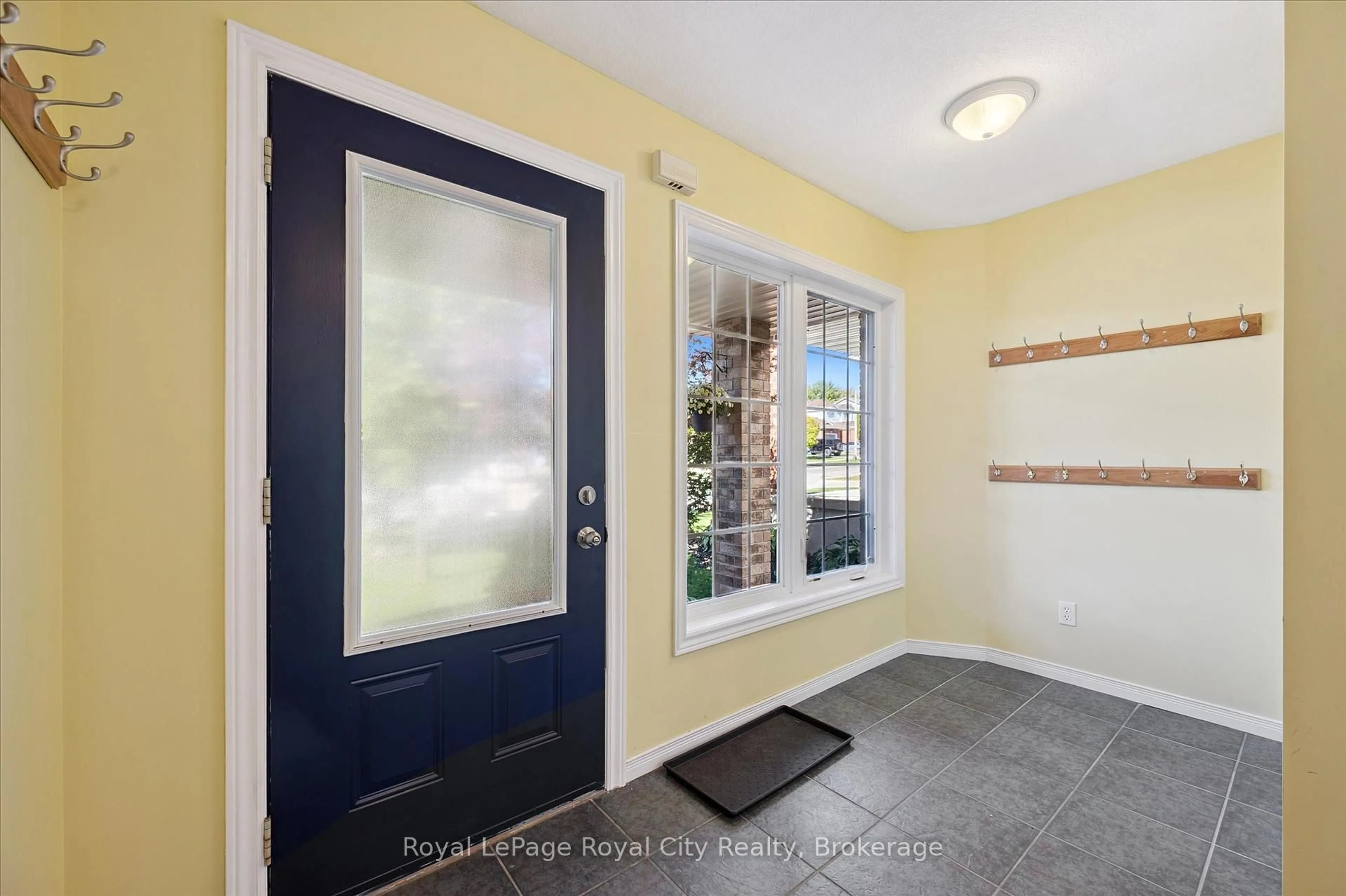 Indoor entryway for 37 Shackleton Dr, Guelph Ontario N1E 7L3