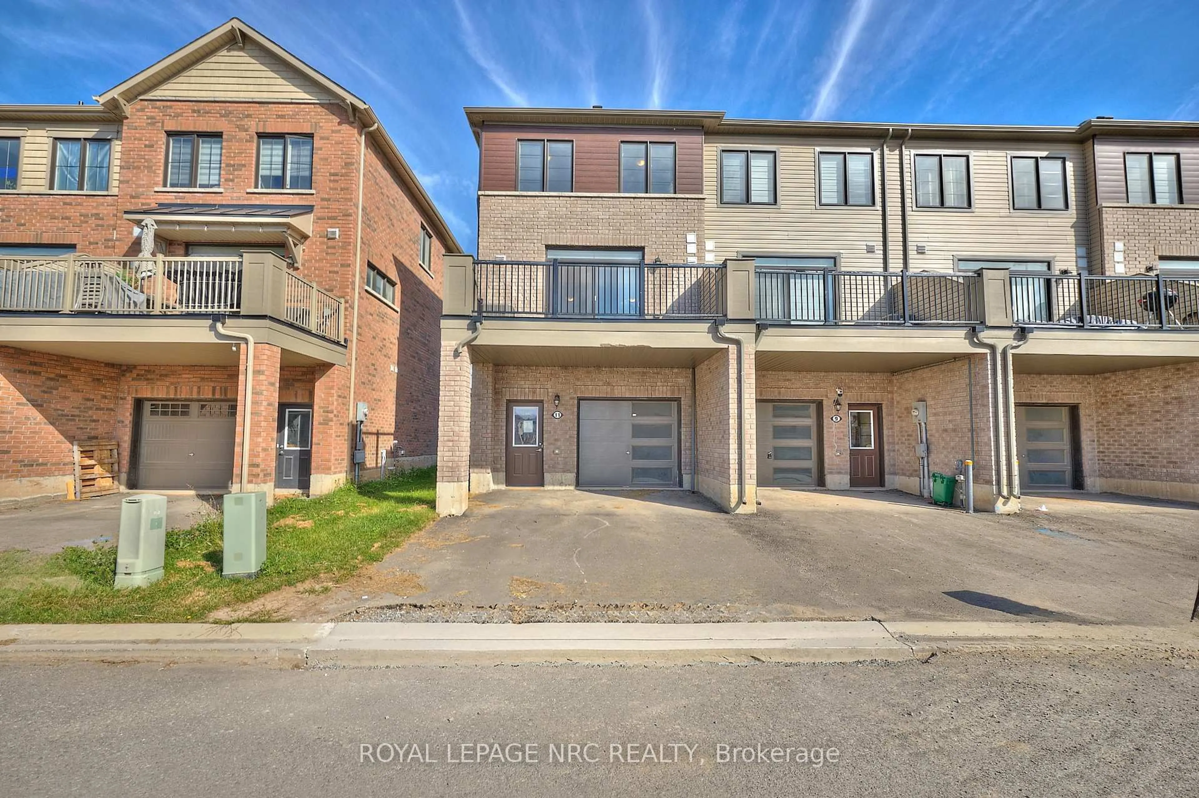 A pic from outside/outdoor area/front of a property/back of a property/a pic from drone, street for 11 Melody Lane, Thorold Ontario L5B 5N5