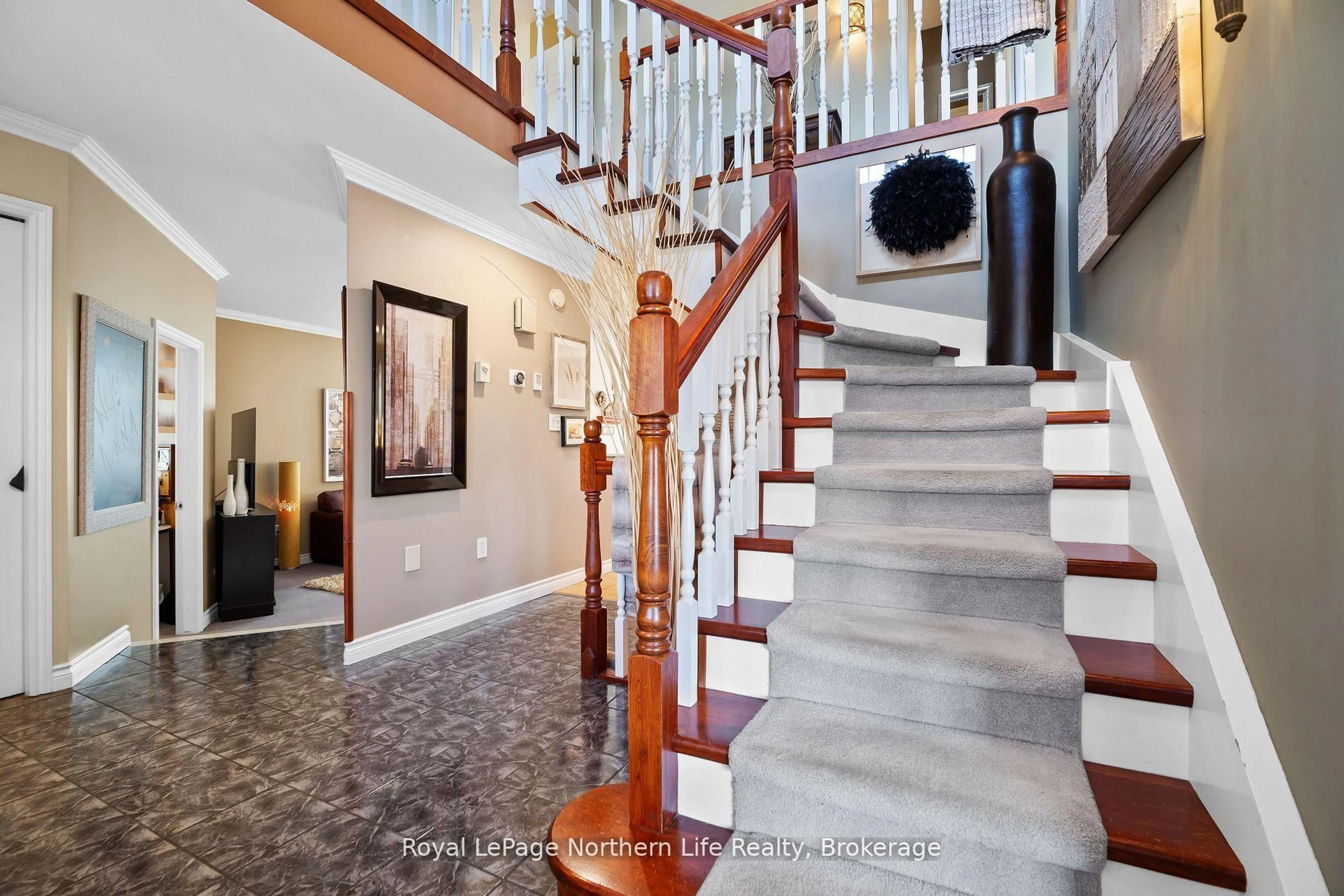 Indoor foyer for 1111 Lawson St, North Bay Ontario P1B 9H4