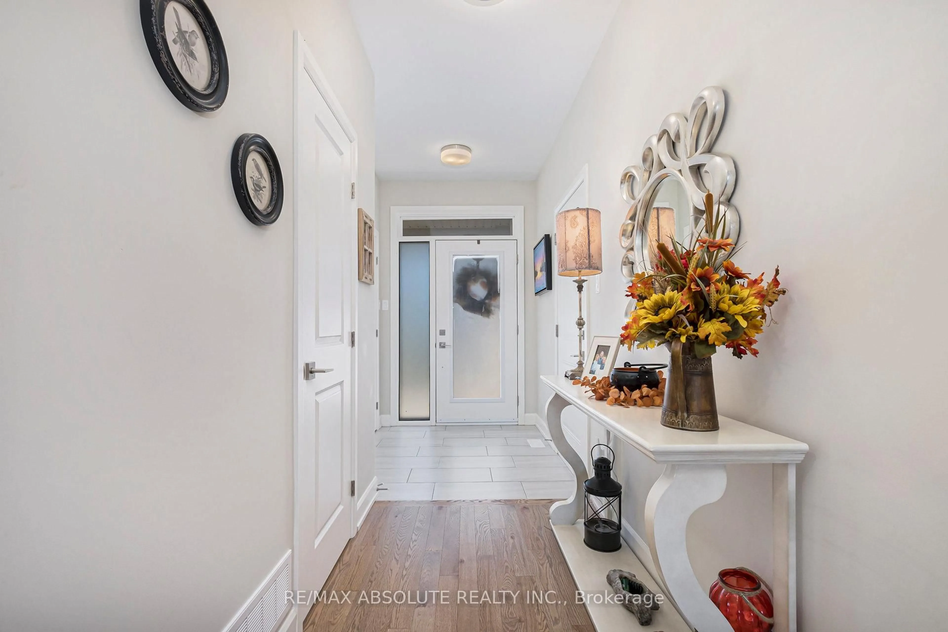 Indoor entryway for 16B Cockburn St, Richmond Ontario K0A 2Z0