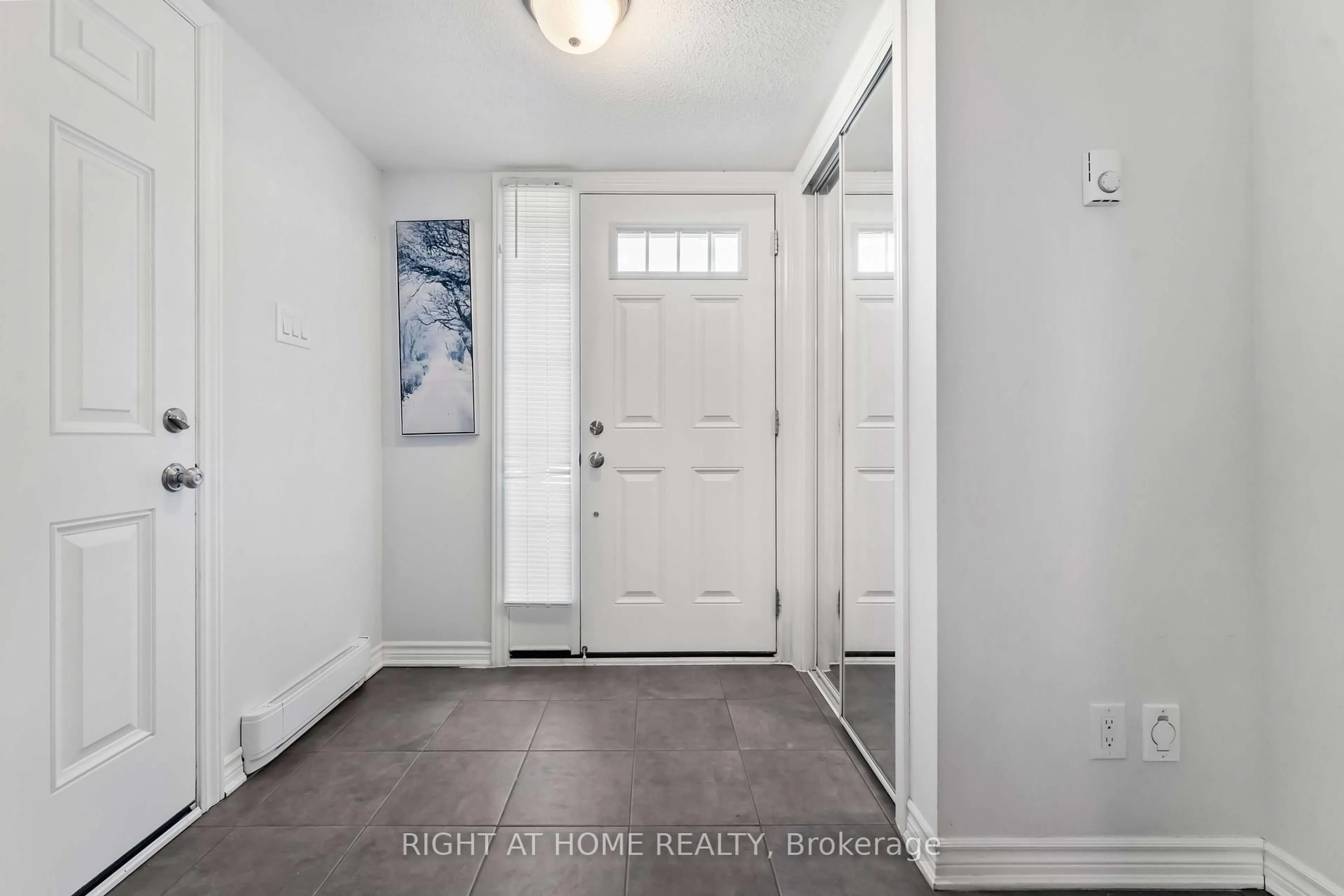 Indoor entryway for 411 Gerardia Lane, Ottawa Ontario K4A 1C7