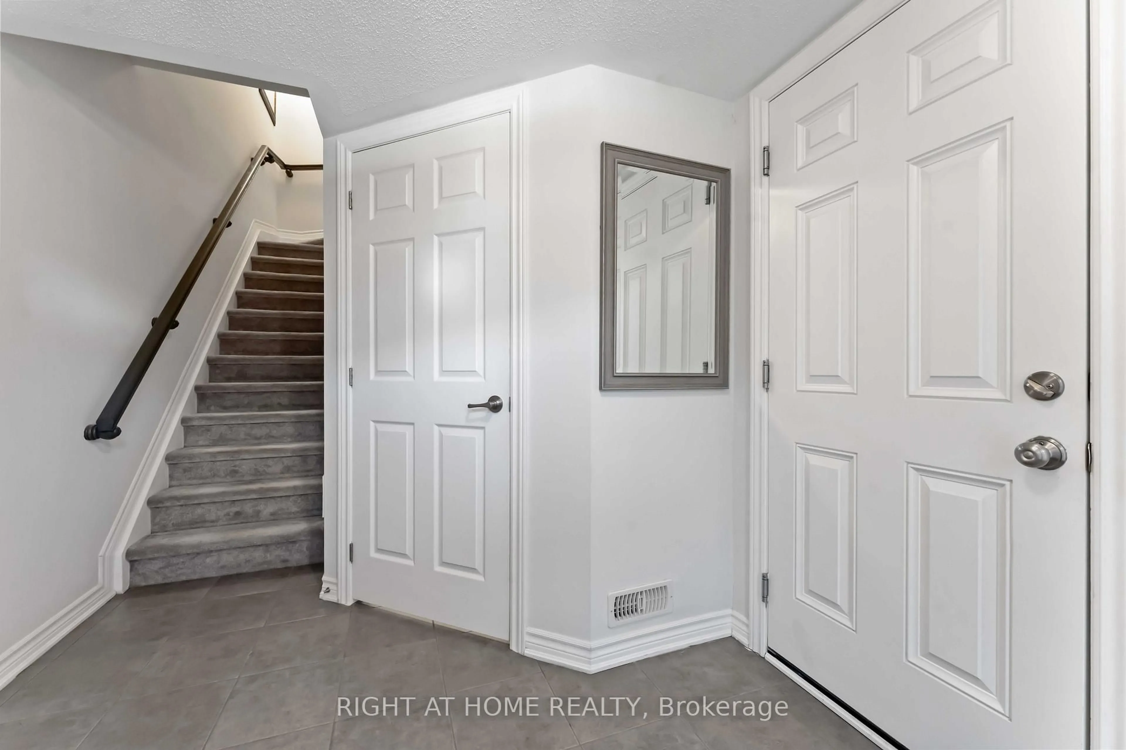 Indoor entryway for 411 Gerardia Lane, Ottawa Ontario K4A 1C7
