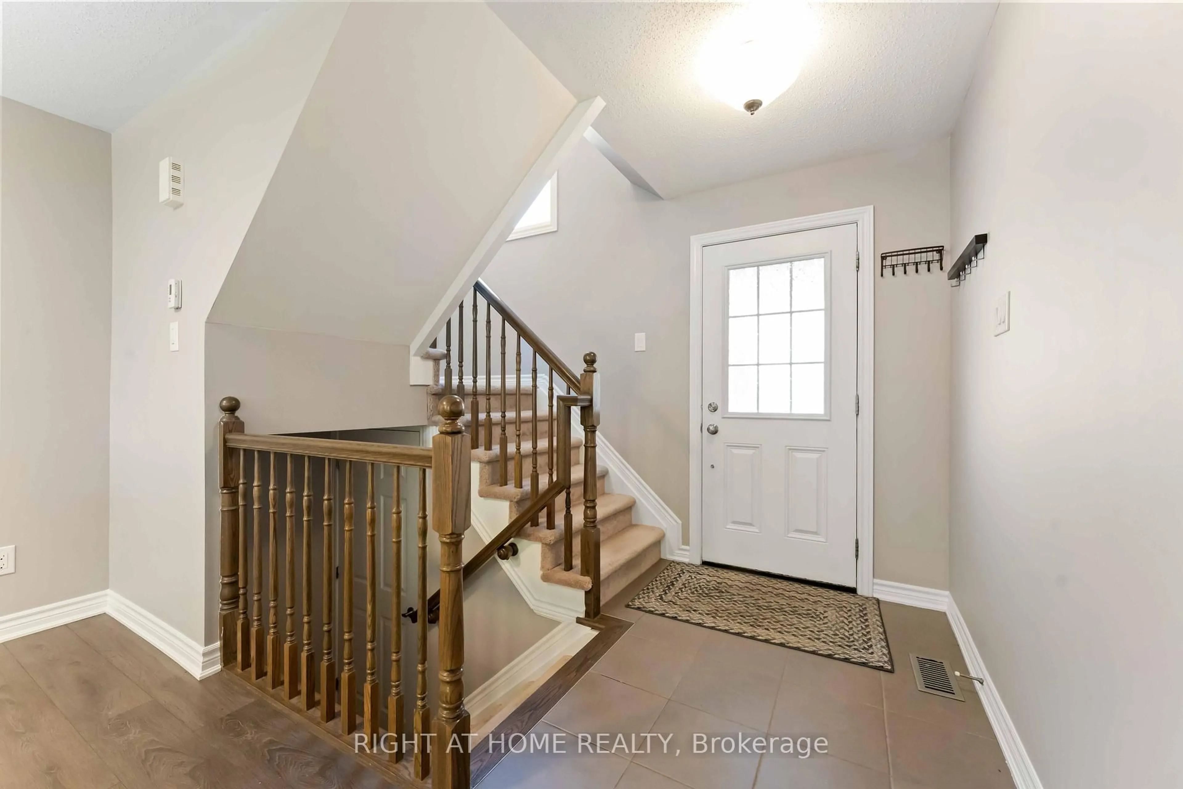 Indoor entryway for 113 Maestro Ave, Ottawa Ontario K2S 0V4