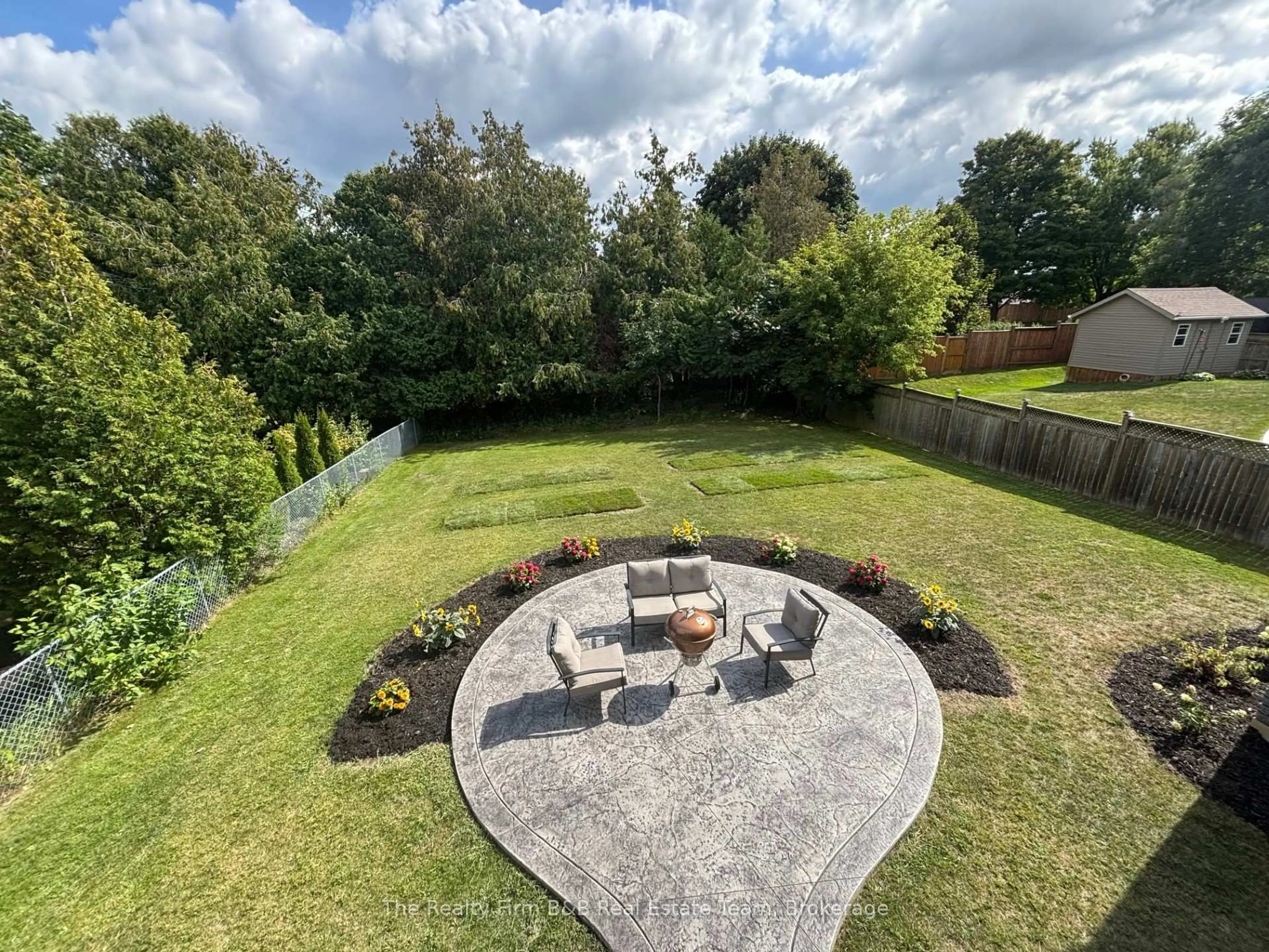 A pic from outside/outdoor area/front of a property/back of a property/a pic from drone, unknown for 428 Lakeview Dr, Woodstock Ontario N4T 1V3