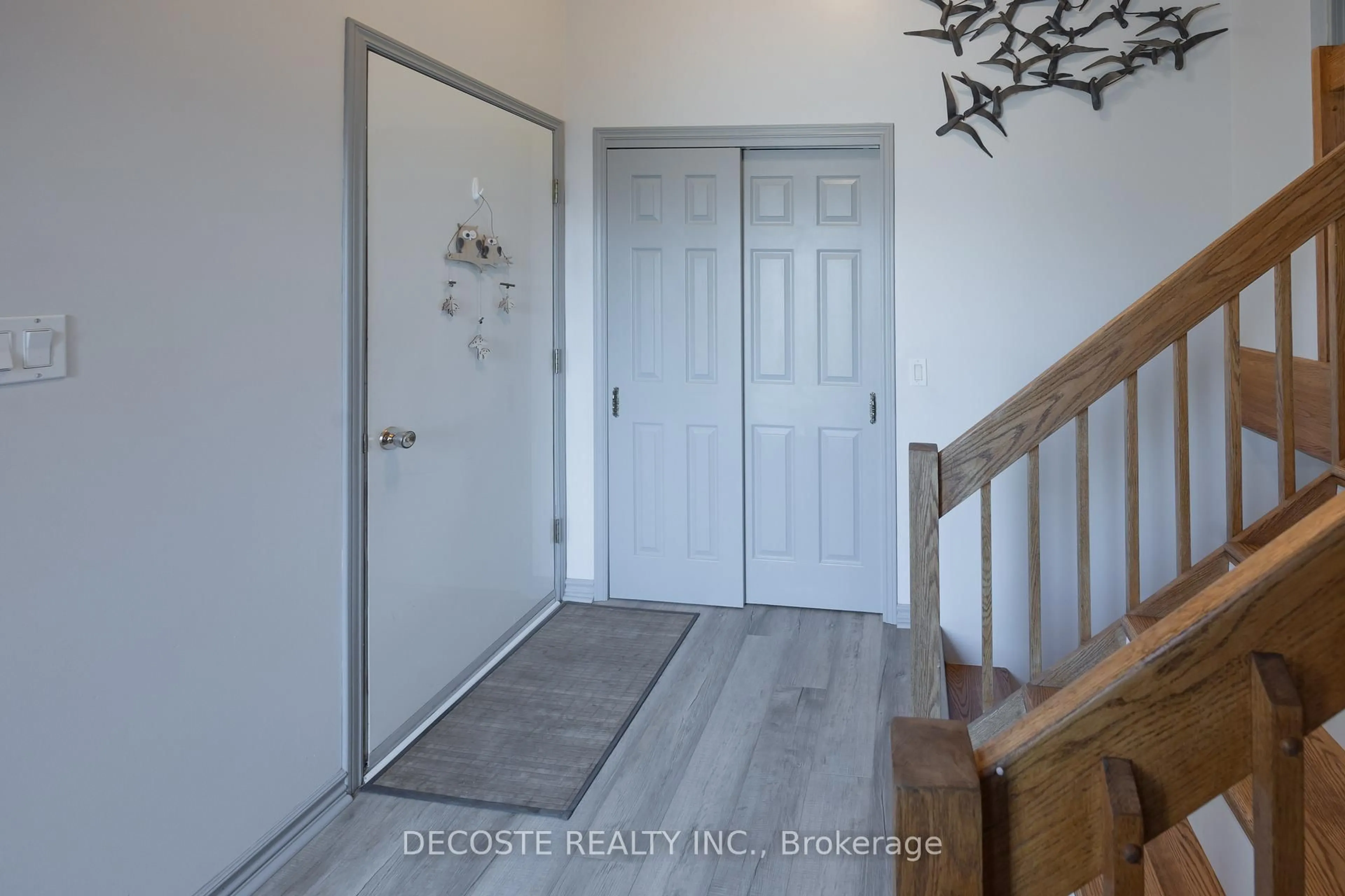 Indoor entryway for 515 Tobin St, North Glengarry Ontario K0C 1A0