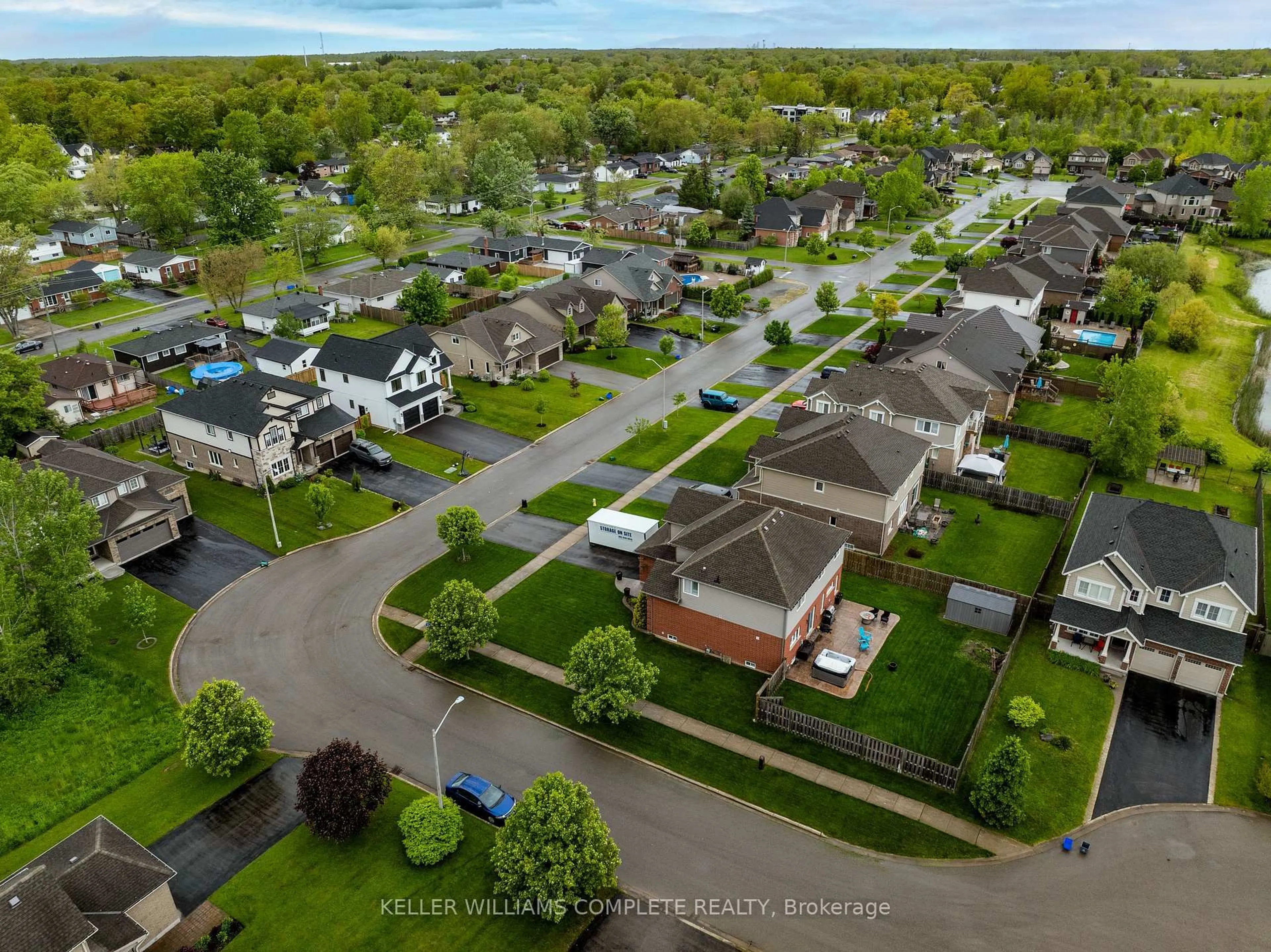 A pic from outside/outdoor area/front of a property/back of a property/a pic from drone, street for 619 Brian St, Fort Erie Ontario L2A 6W1