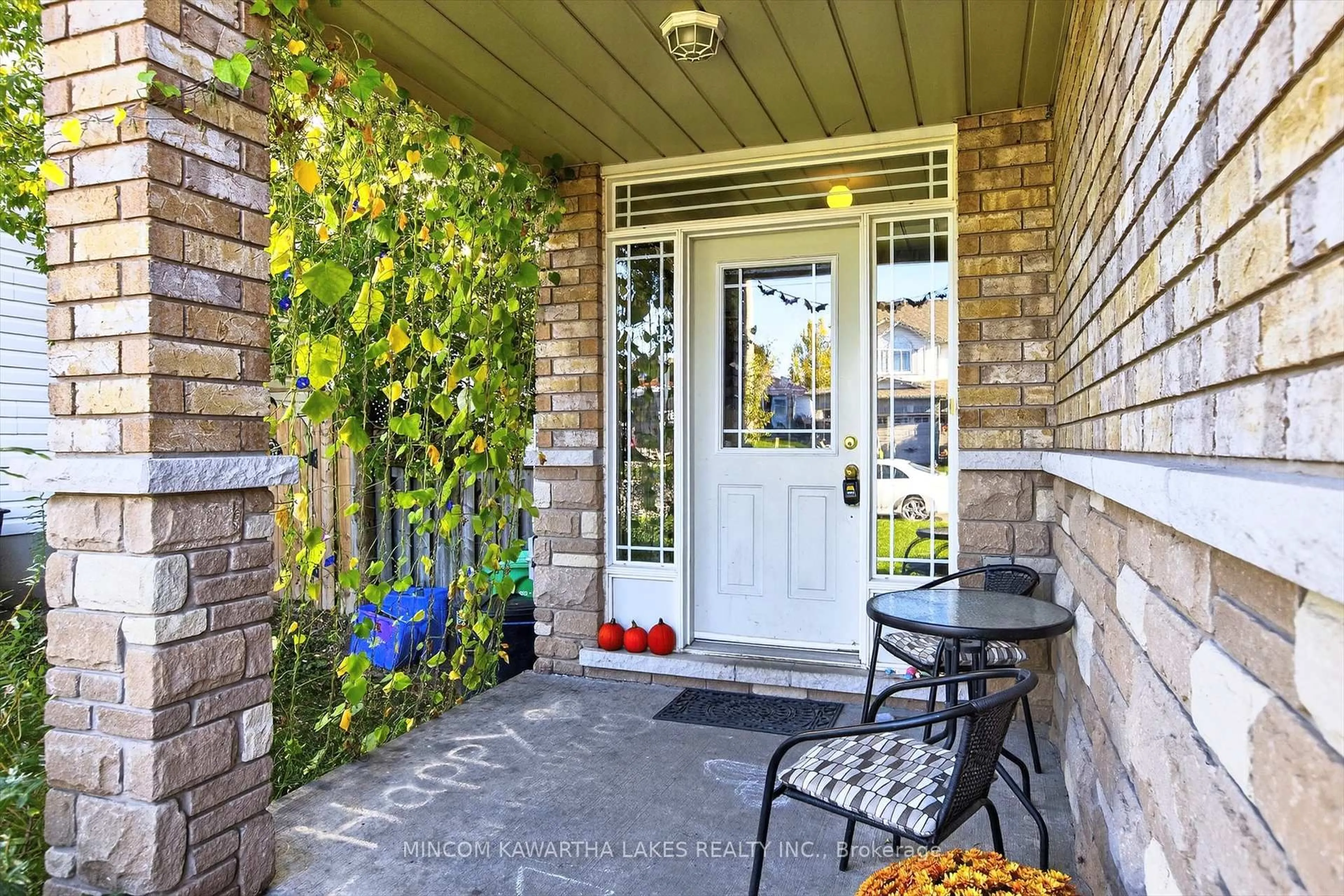 Indoor entryway for 724 Trailview Dr, Peterborough Ontario K9J 8P2