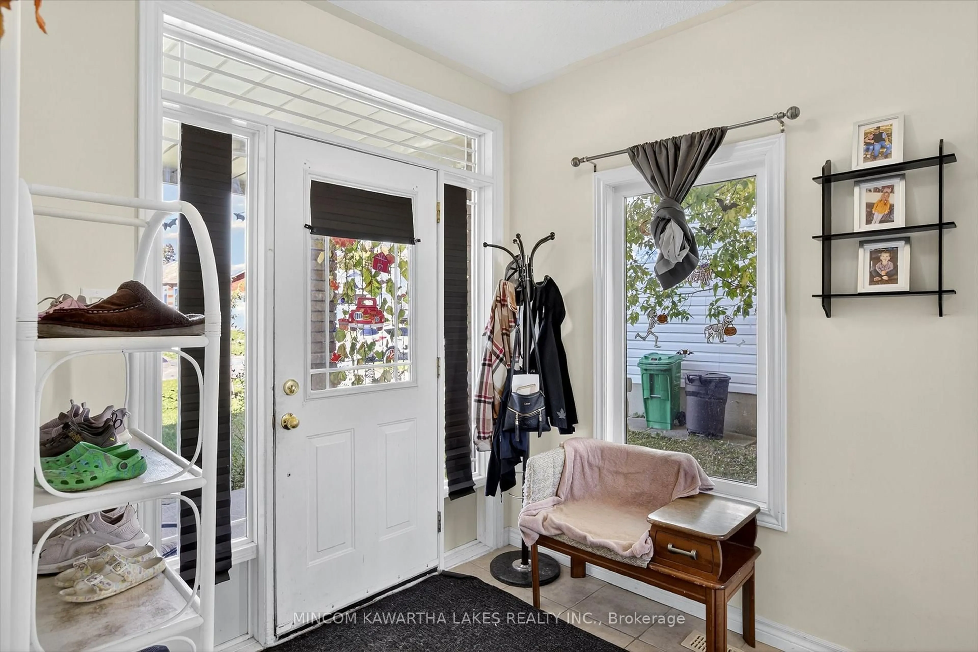 Indoor entryway for 724 Trailview Dr, Peterborough Ontario K9J 8P2