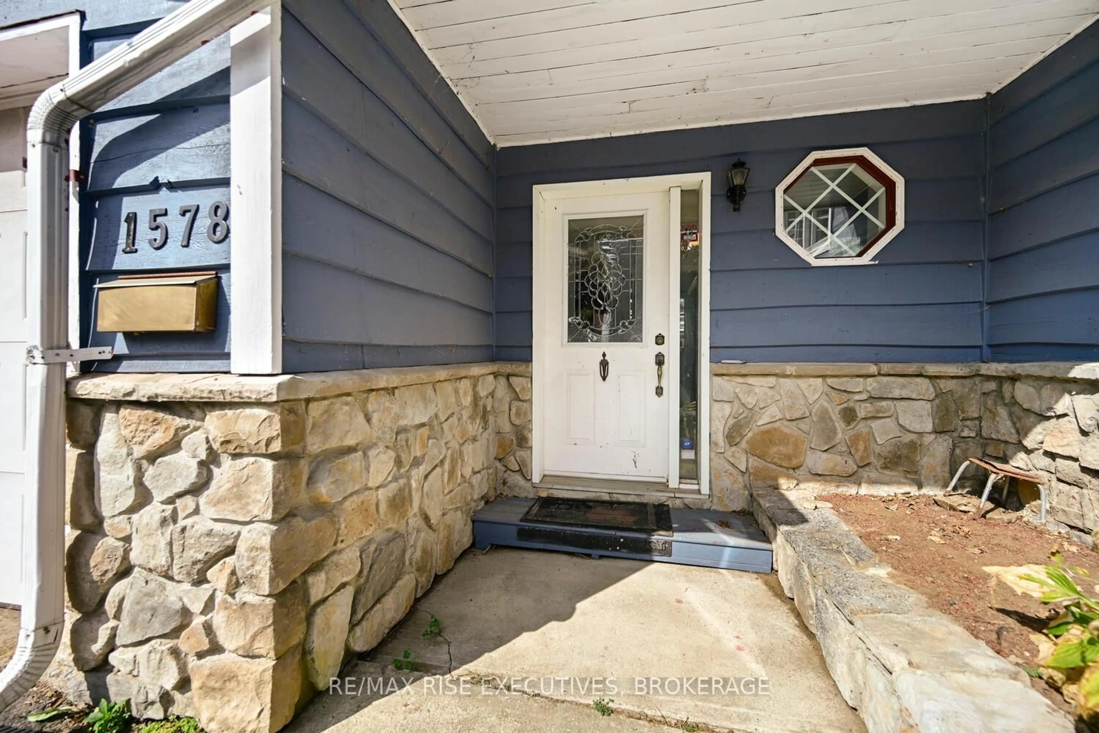 Indoor entryway for 1578 County Road 2, Rideau Lakes Ontario K0E 1T0