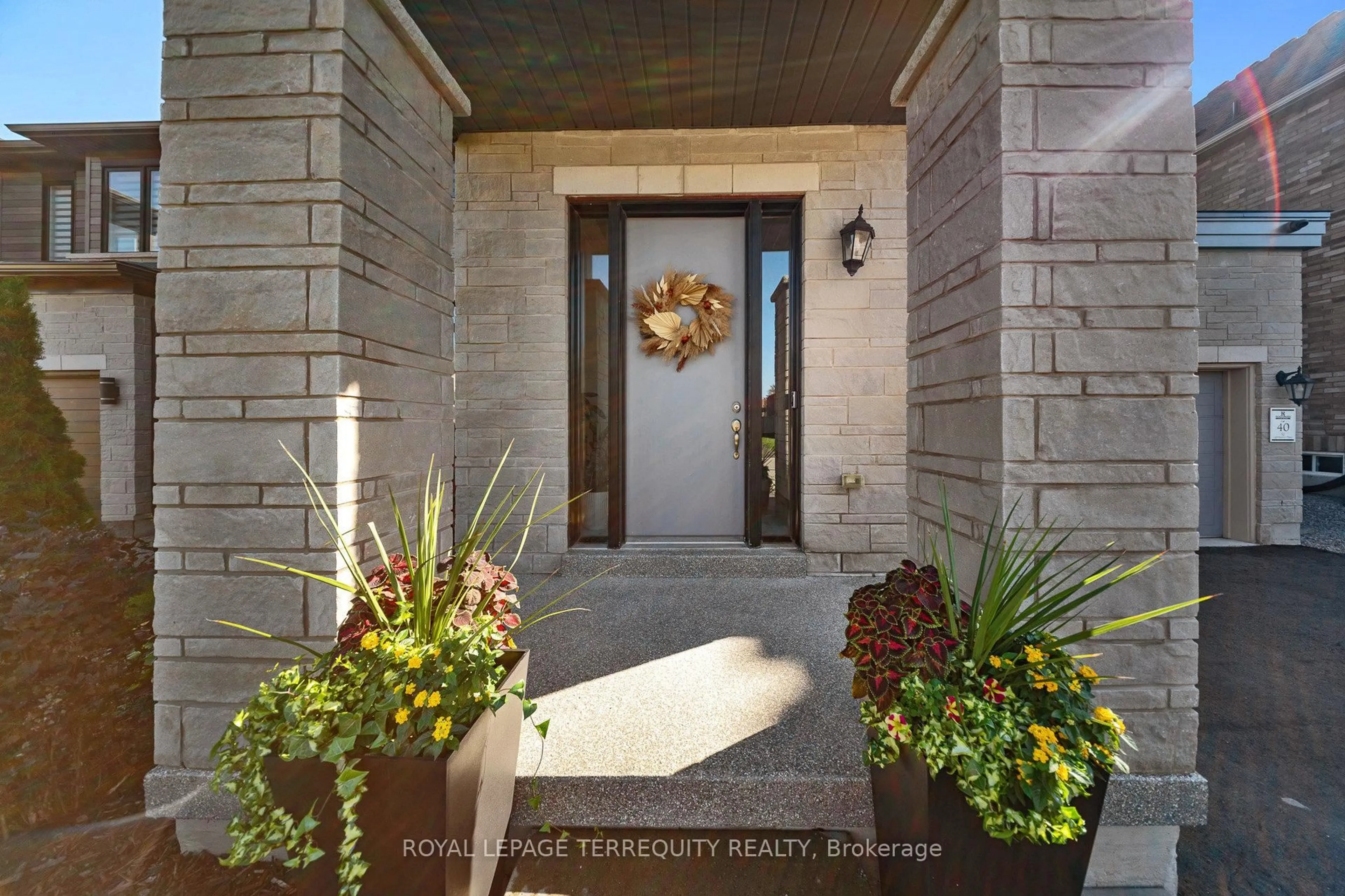Indoor entryway for 52 Lightfeather Pl, Hamilton Ontario L9K 0H4