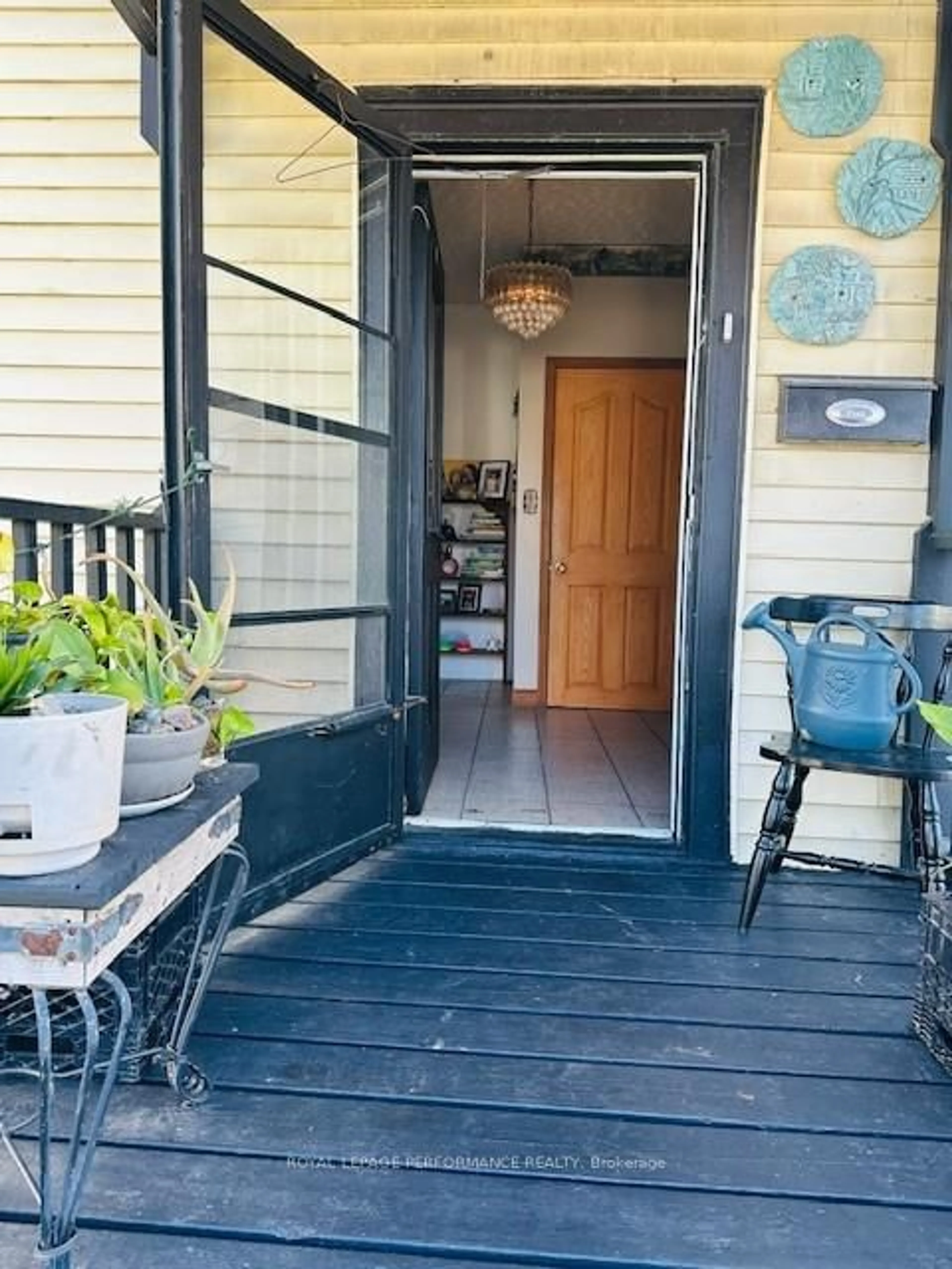 Indoor entryway for 336 Water St, Cornwall Ontario K6H 1A4