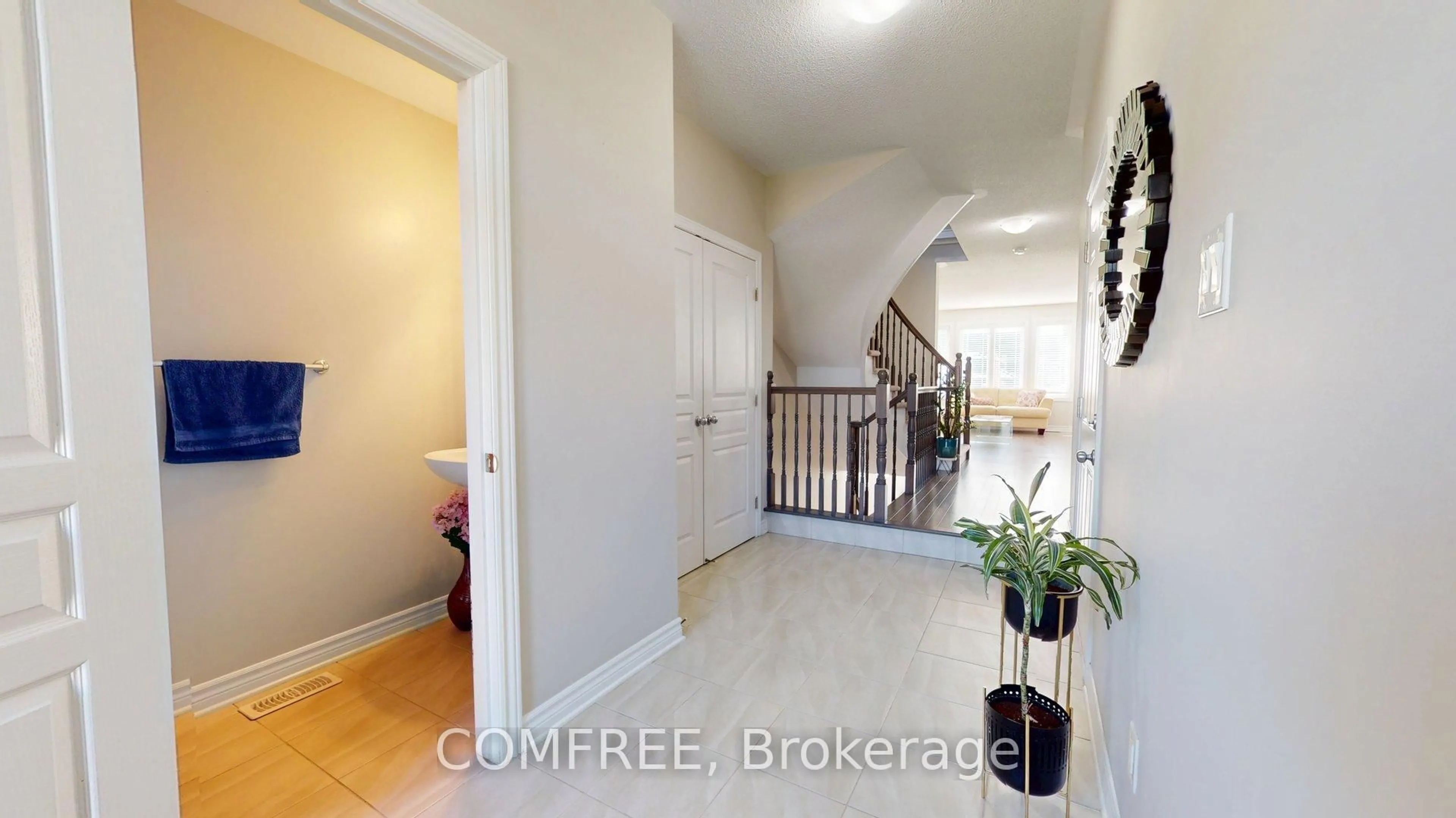 Indoor entryway for 433 Barrick Hill Rd, Ottawa Ontario K2M 0H7
