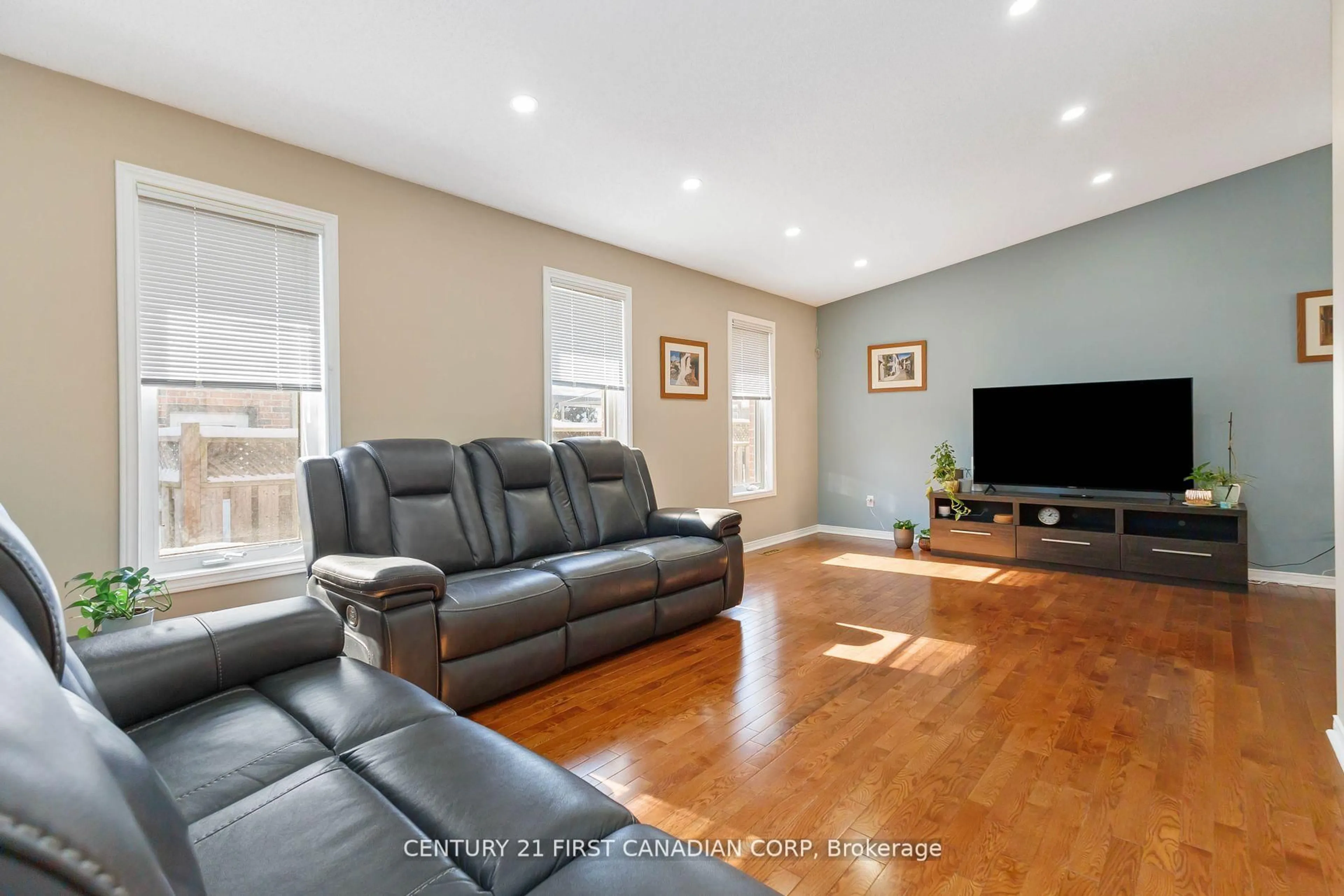 Living room with furniture, unknown for 256 WHITE SANDS Dr, London South Ontario N6M 1H9