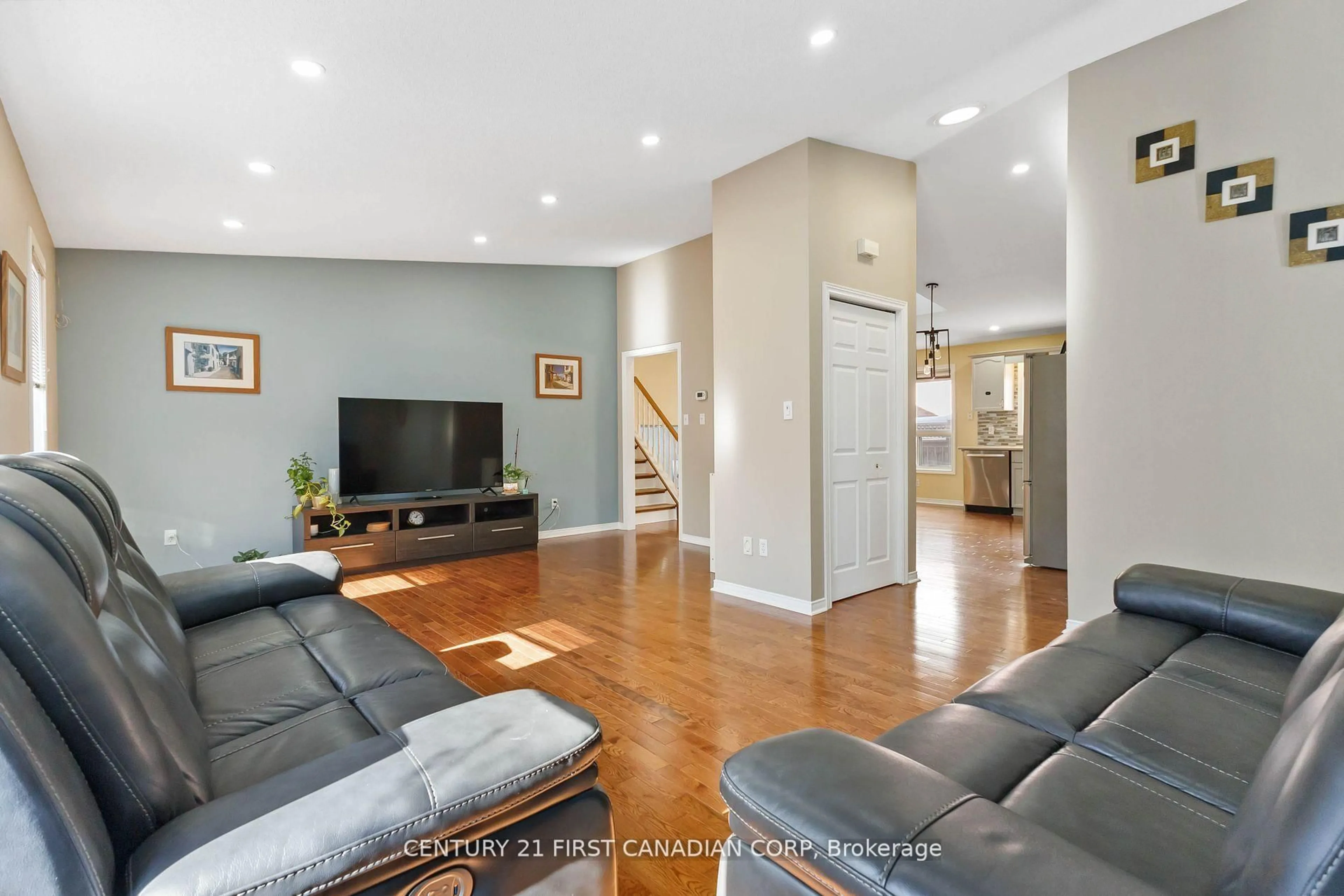 Living room with furniture, unknown for 256 WHITE SANDS Dr, London South Ontario N6M 1H9