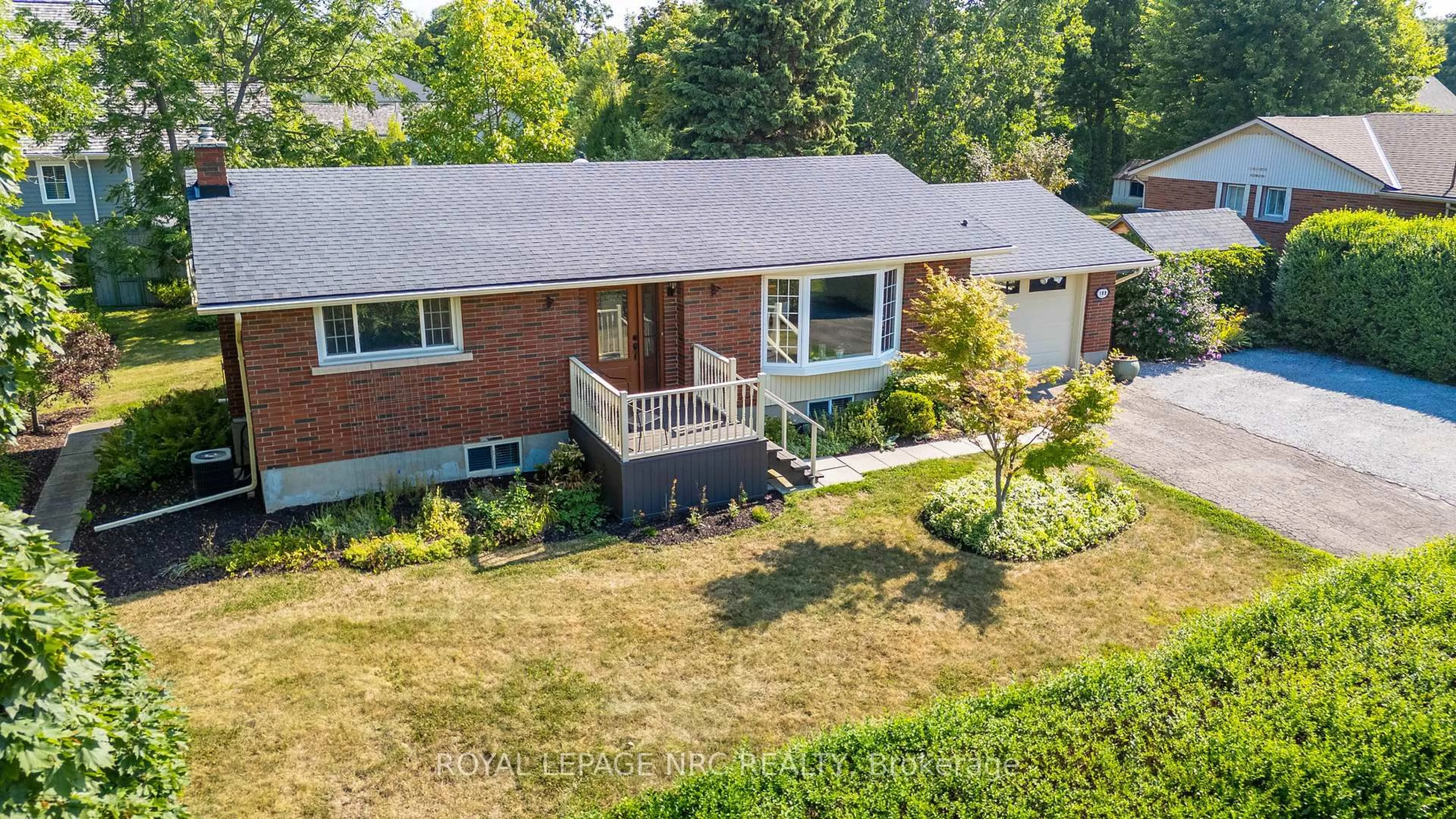 A pic from outside/outdoor area/front of a property/back of a property/a pic from drone, street for 189 William St, Niagara-on-the-Lake Ontario L0S 1J0