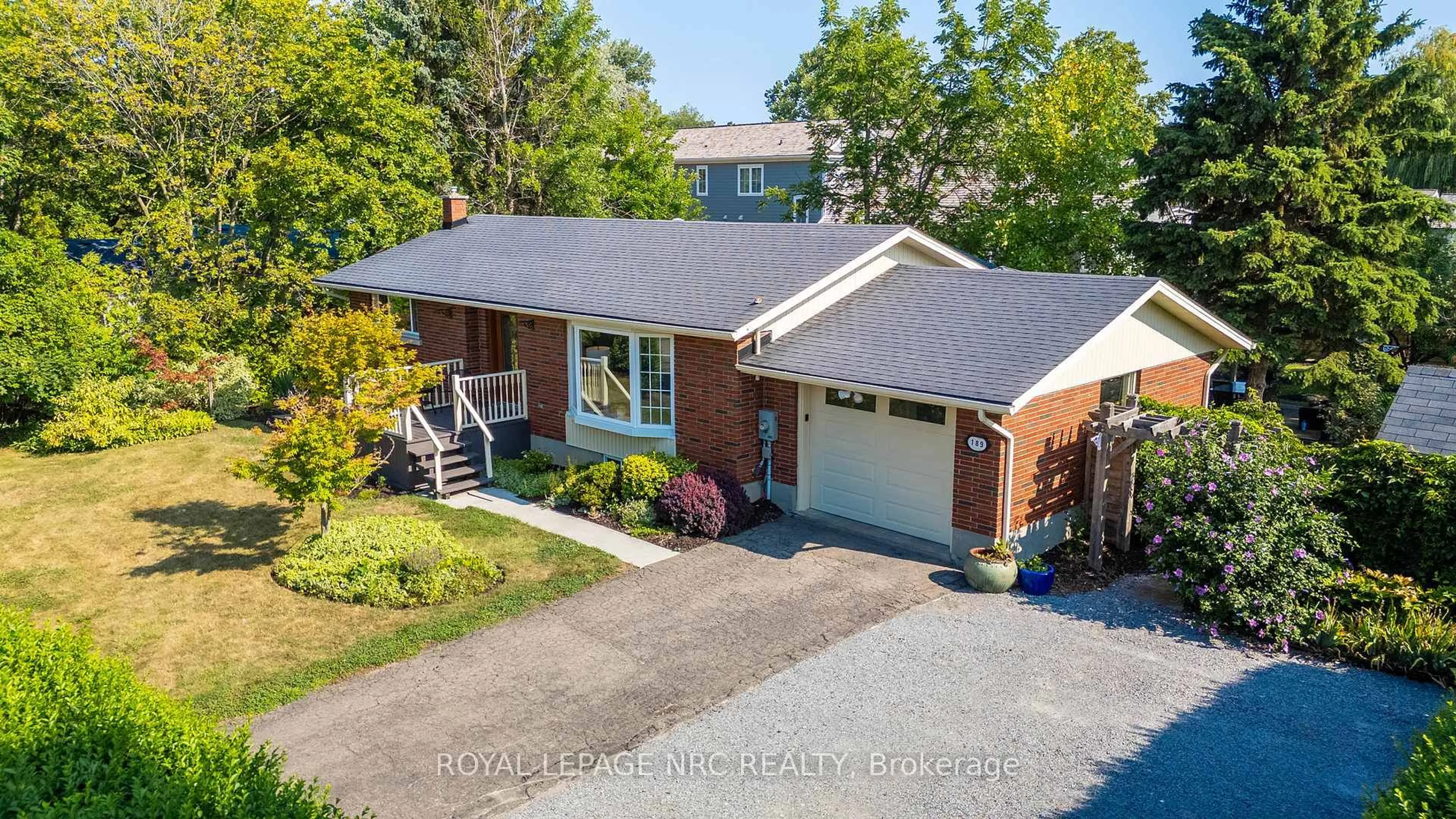A pic from outside/outdoor area/front of a property/back of a property/a pic from drone, street for 189 William St, Niagara-on-the-Lake Ontario L0S 1J0