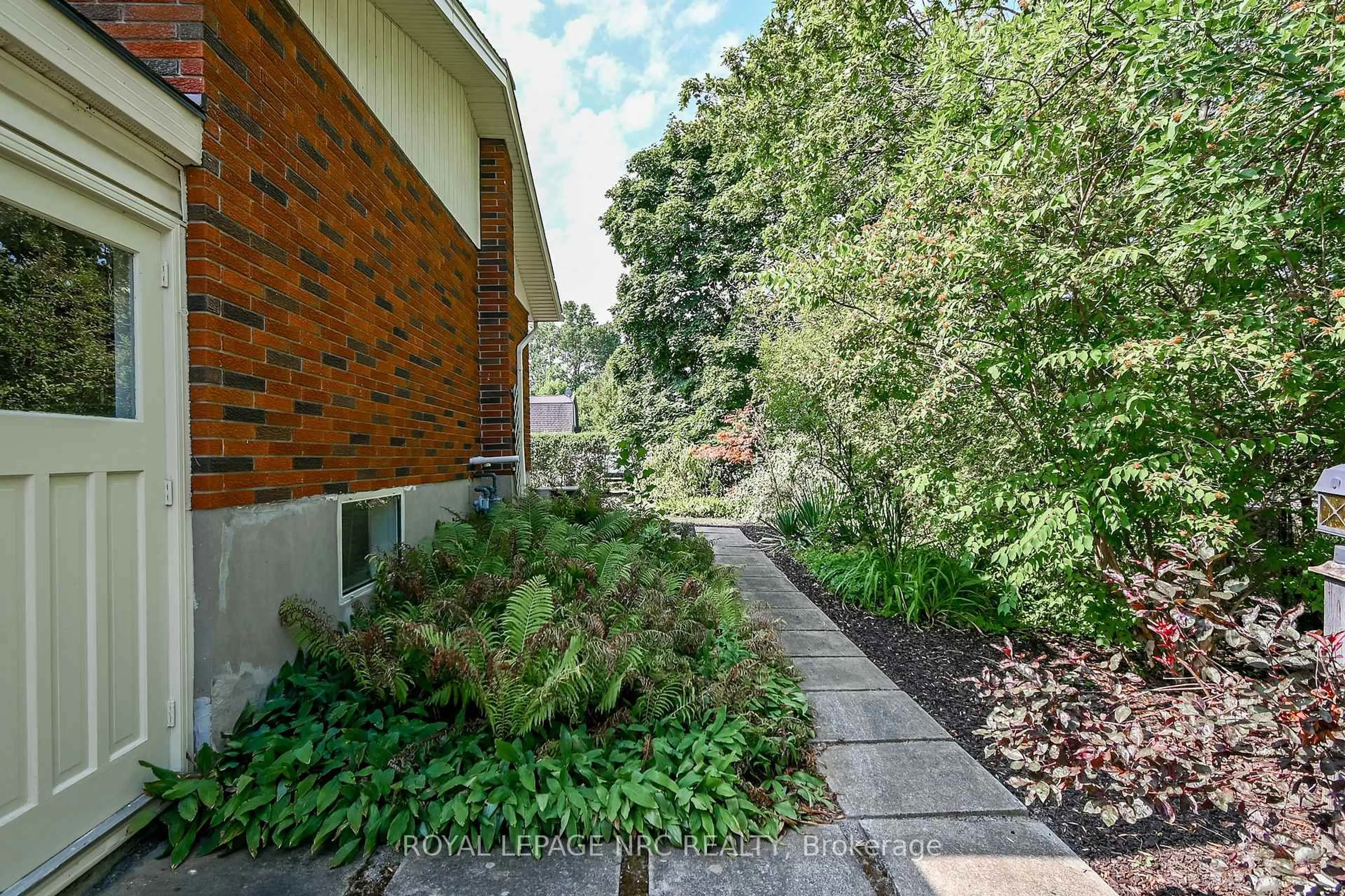 Patio, street for 189 William St, Niagara-on-the-Lake Ontario L0S 1J0