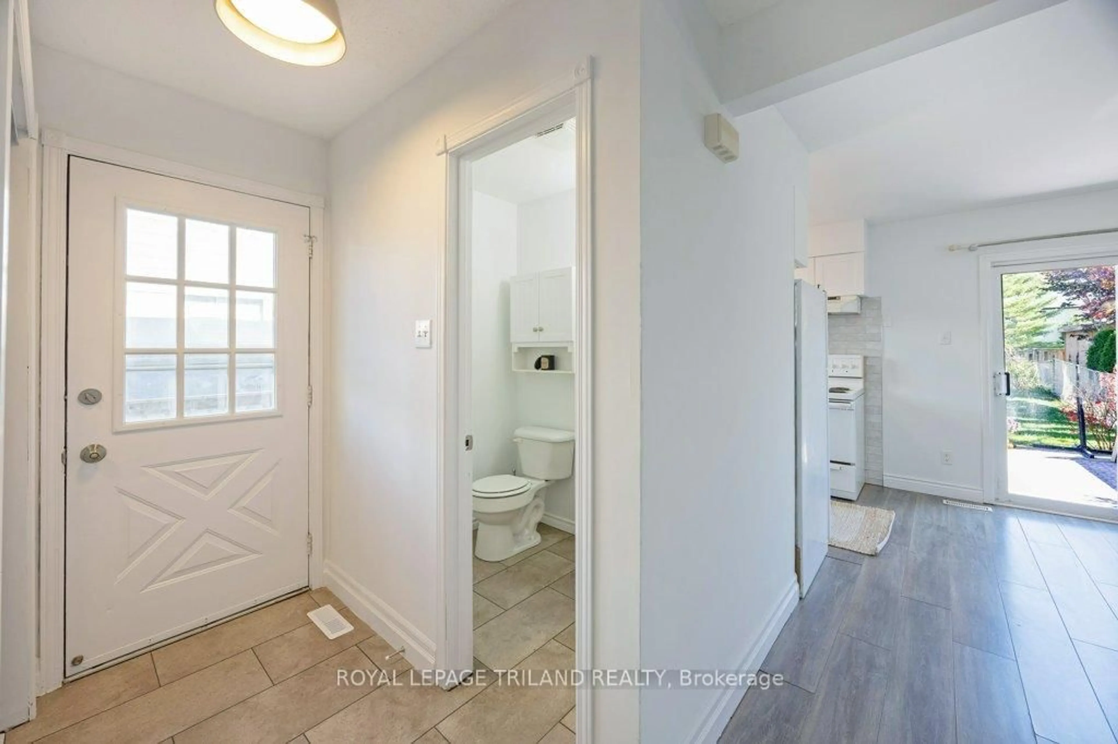 Indoor entryway for 122 Golfdale Cres, London South Ontario N6C 5X6