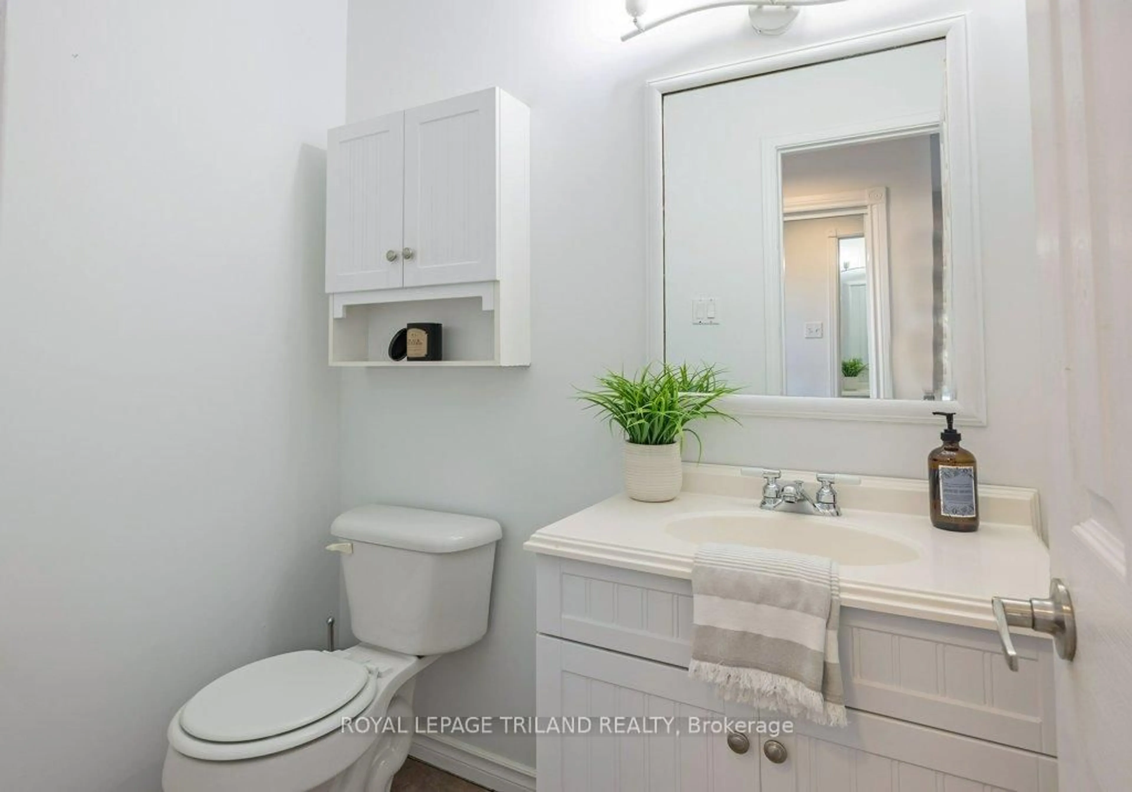 Standard bathroom, ceramic/tile floor for 122 Golfdale Cres, London South Ontario N6C 5X6