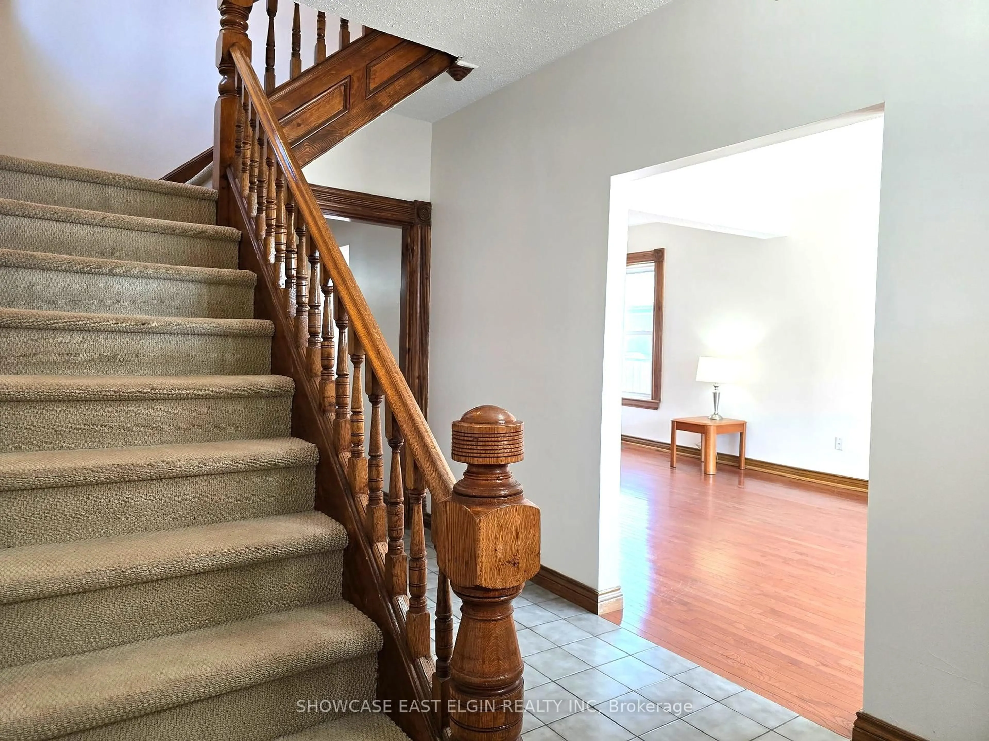 Indoor foyer for 45 Pine St, Aylmer Ontario N5H 1N3