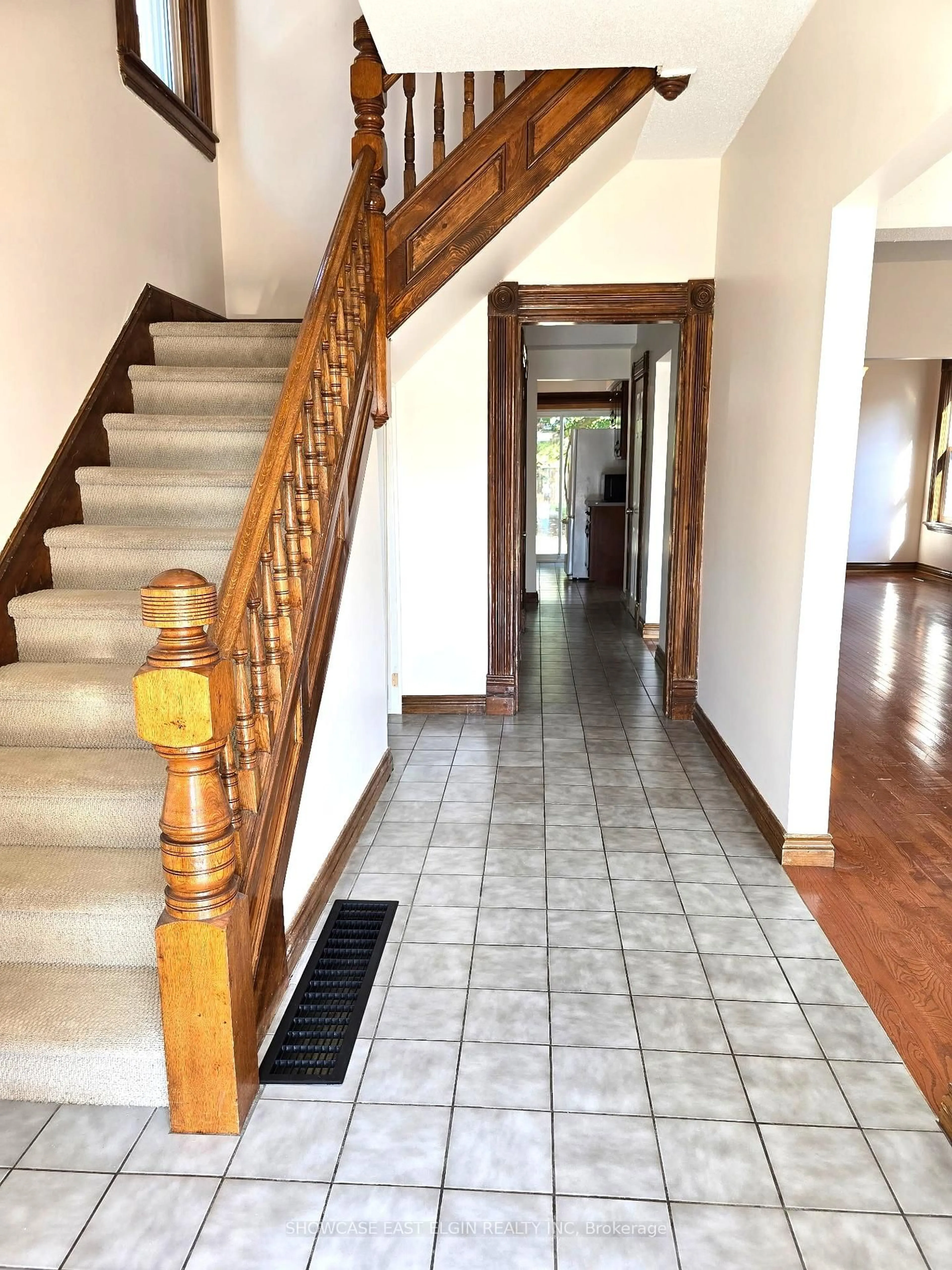 Indoor foyer for 45 Pine St, Aylmer Ontario N5H 1N3