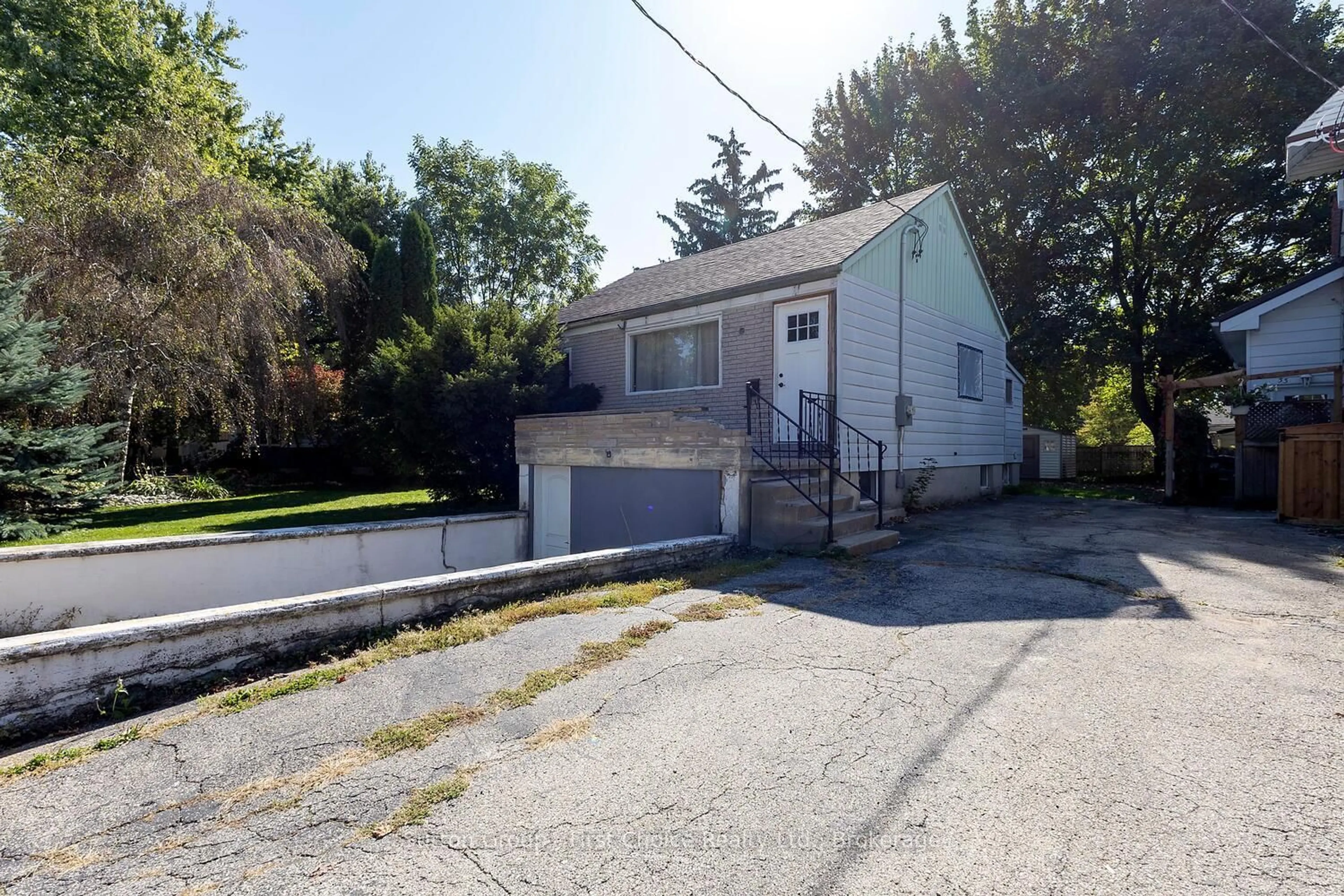 Unknown for 35 Devon St, Stratford Ontario N5A 2Z5