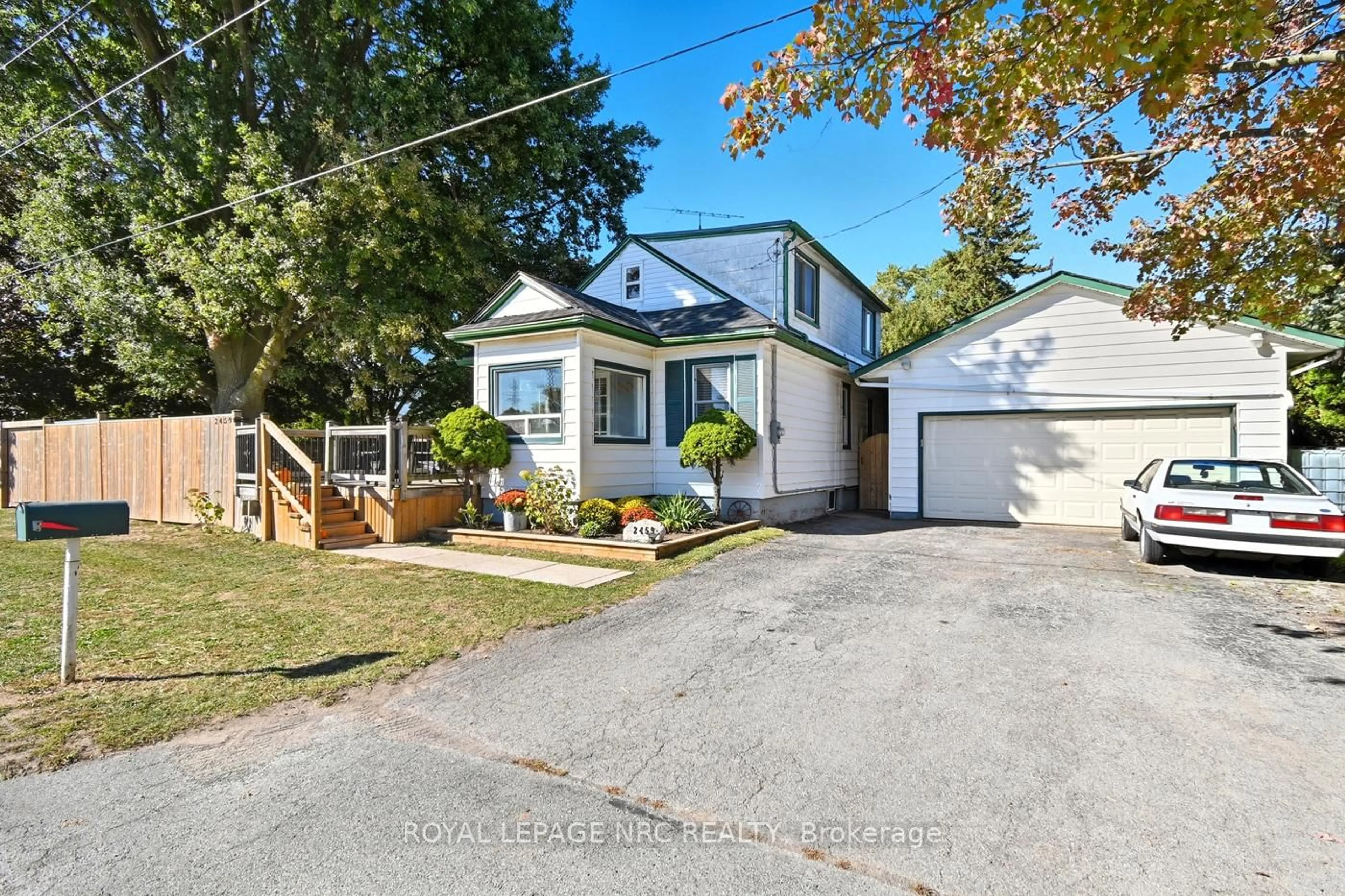 A pic from outside/outdoor area/front of a property/back of a property/a pic from drone, street for 2459 Thompson Rd, Niagara Falls Ontario L2E 6S4