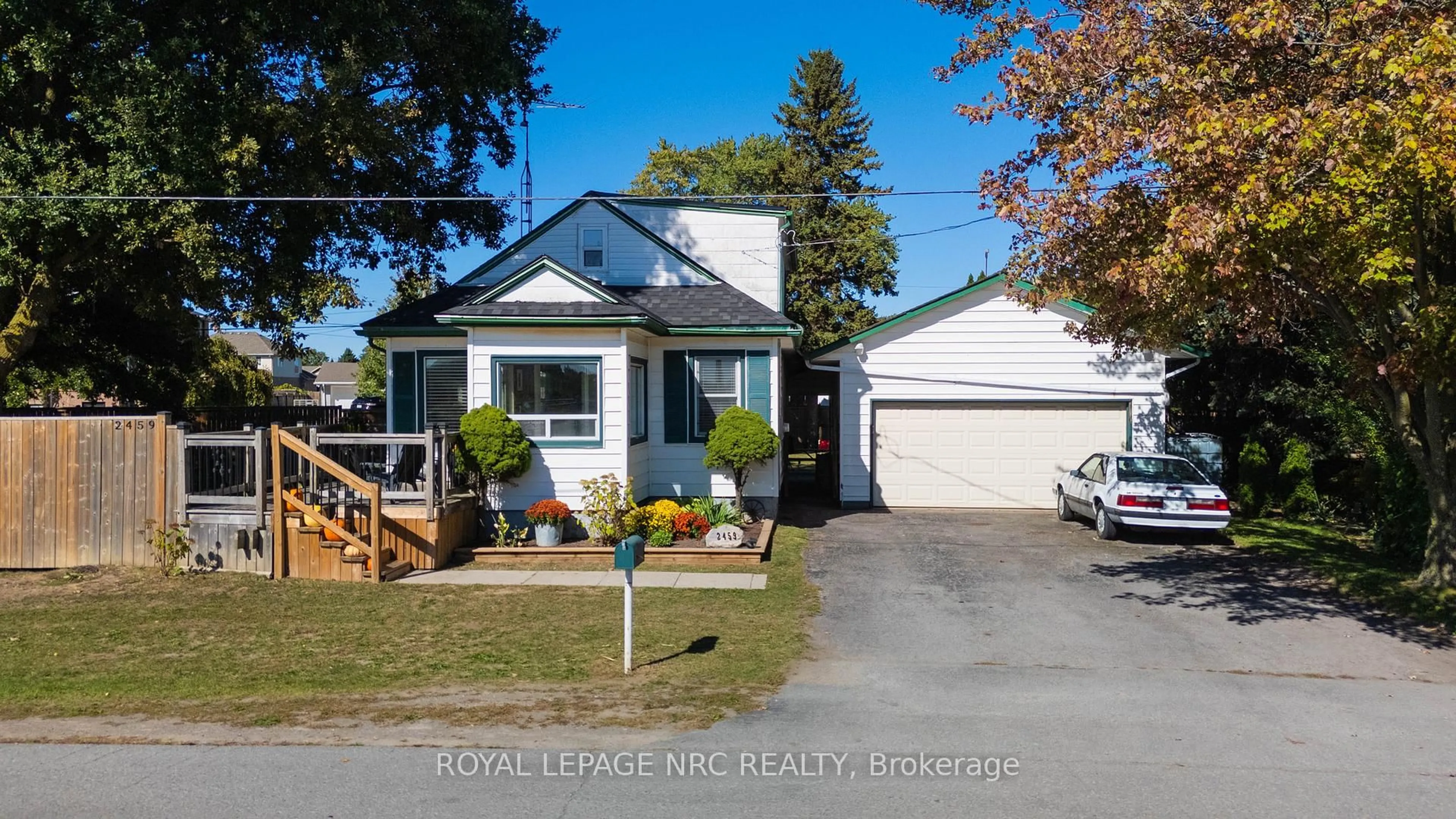 A pic from outside/outdoor area/front of a property/back of a property/a pic from drone, street for 2459 Thompson Rd, Niagara Falls Ontario L2E 6S4