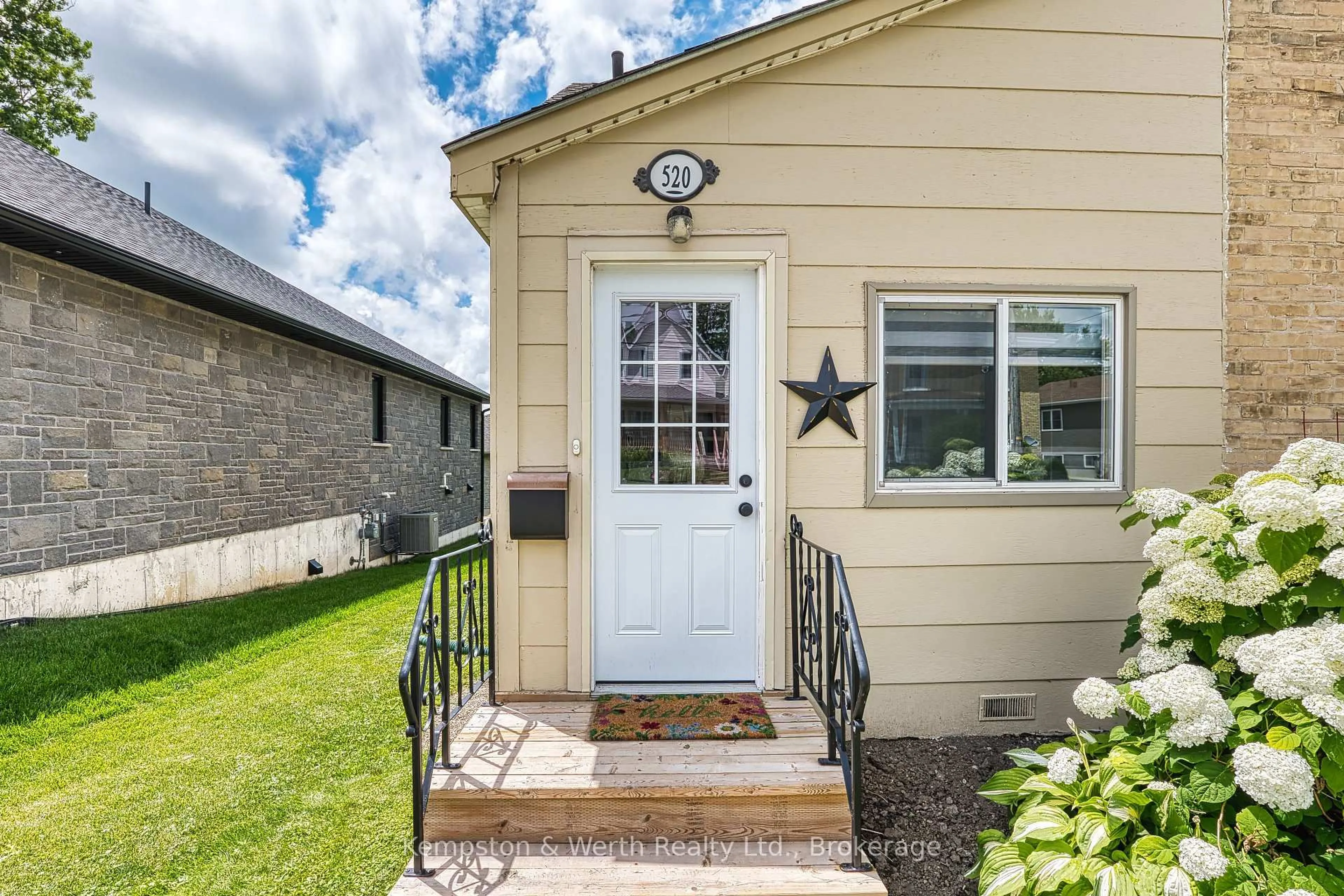 Unknown for 520 Elma St, North Perth Ontario N4W 1W3