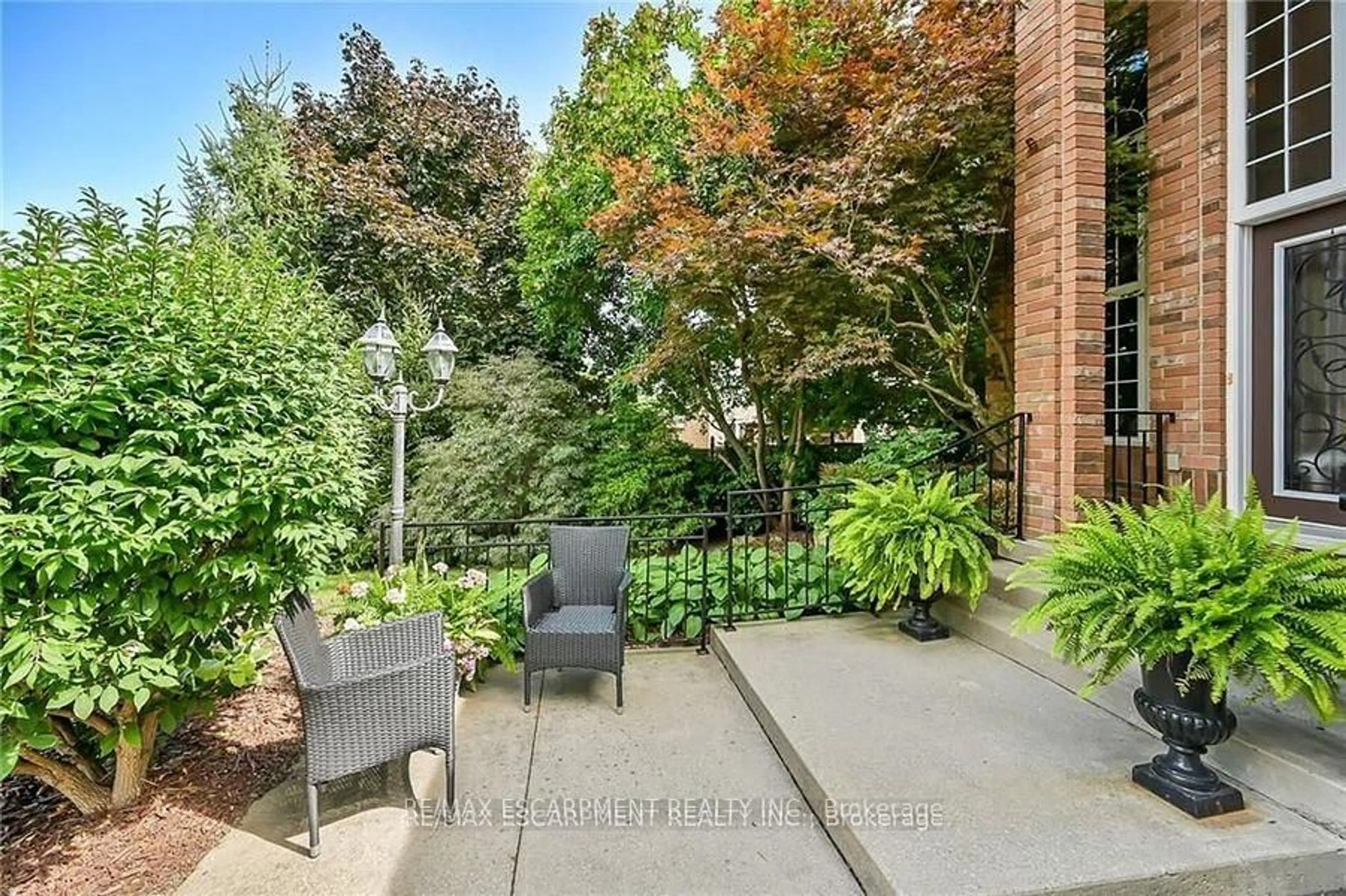 Patio, street for 15 Pelham Dr, Hamilton Ontario L9K 1L4