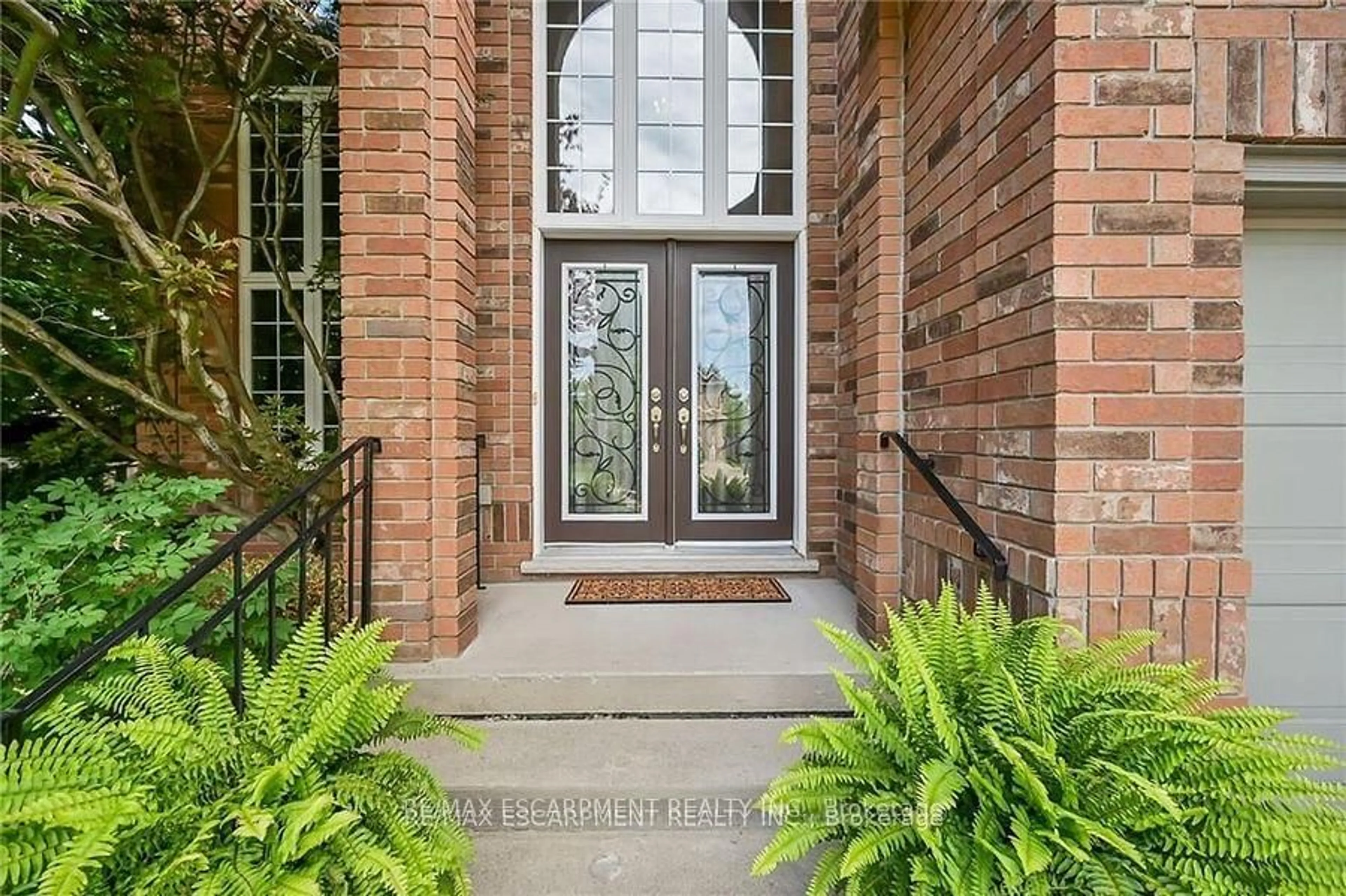Indoor entryway for 15 Pelham Dr, Hamilton Ontario L9K 1L4