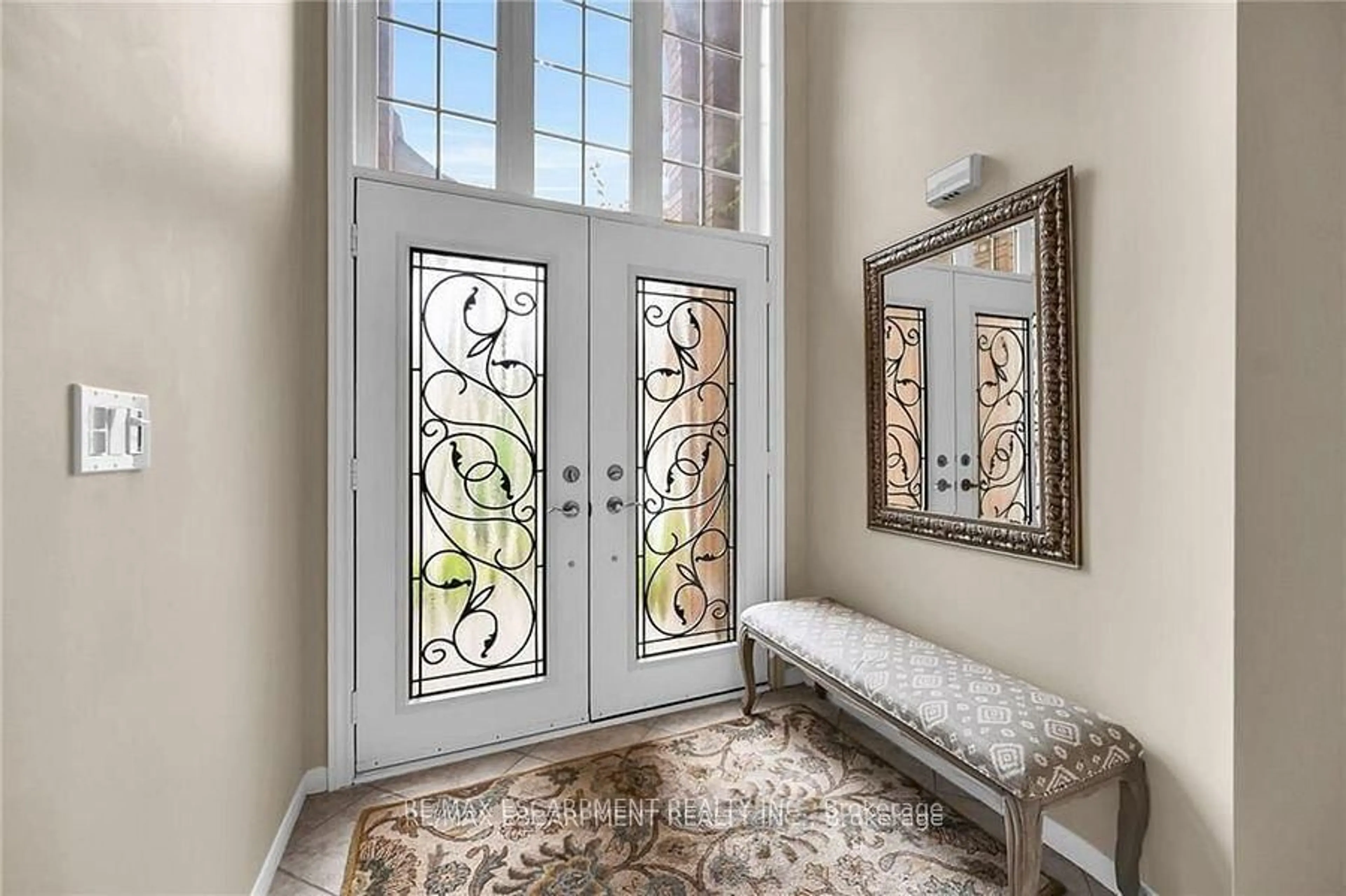 Indoor entryway for 15 Pelham Dr, Hamilton Ontario L9K 1L4