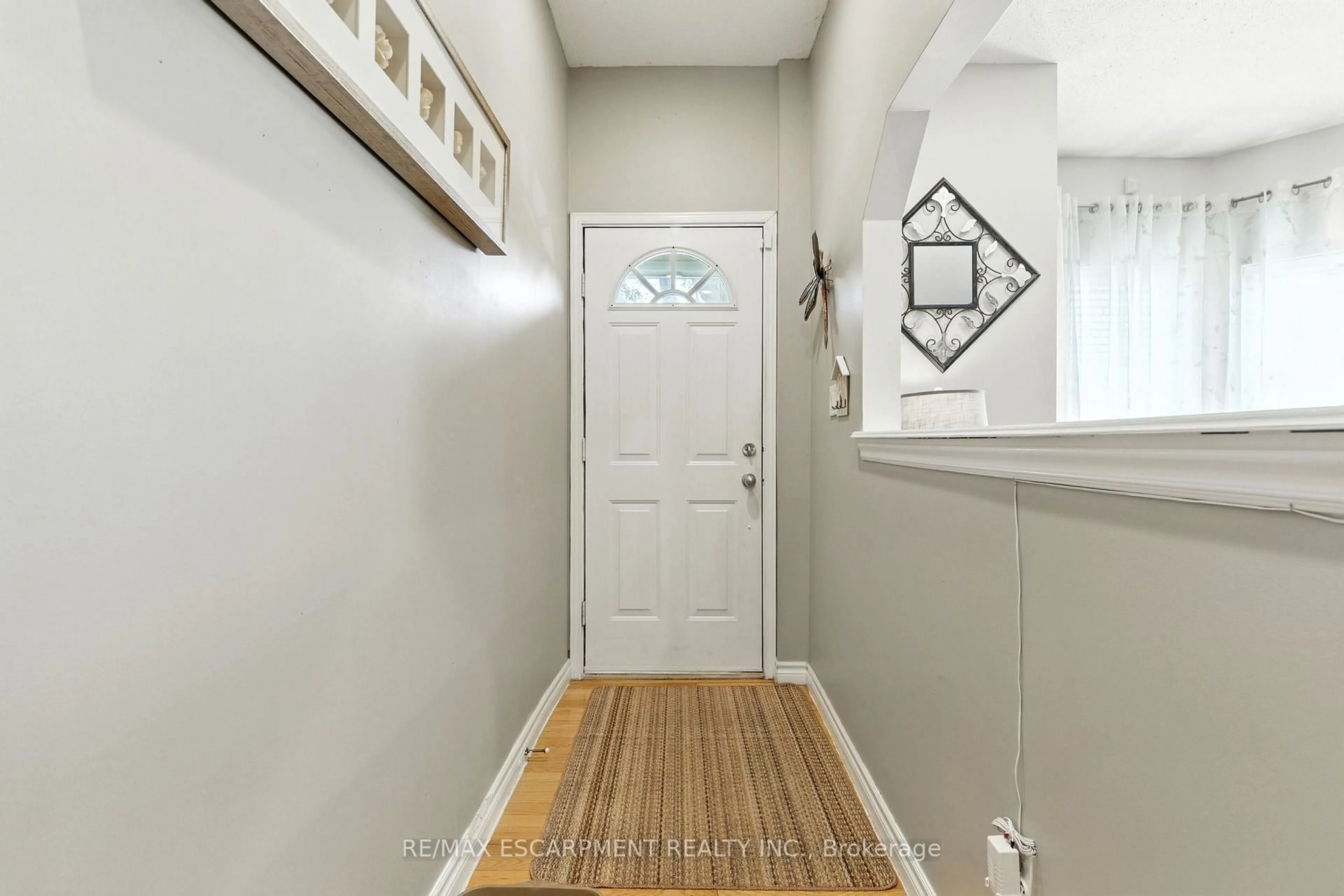 Indoor entryway for 487 Catharine St, Hamilton Ontario L8L 4V1