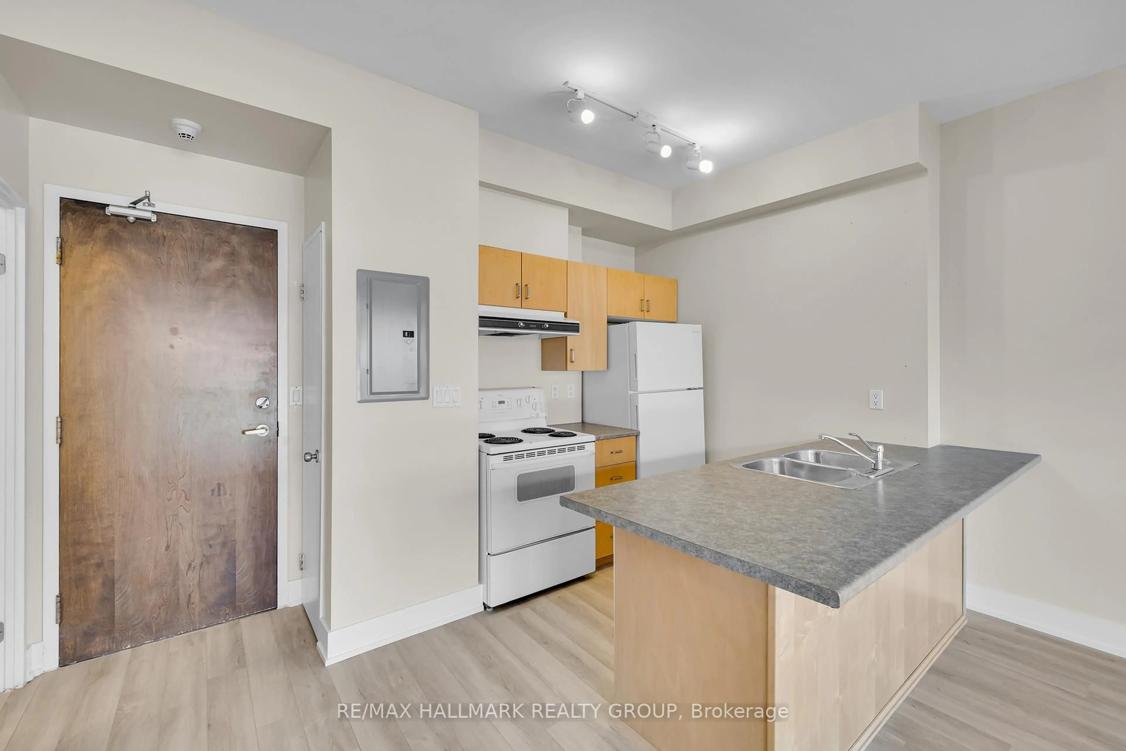 Standard kitchen, unknown for 180 York St #210, Ottawa Ontario K1N 1J6