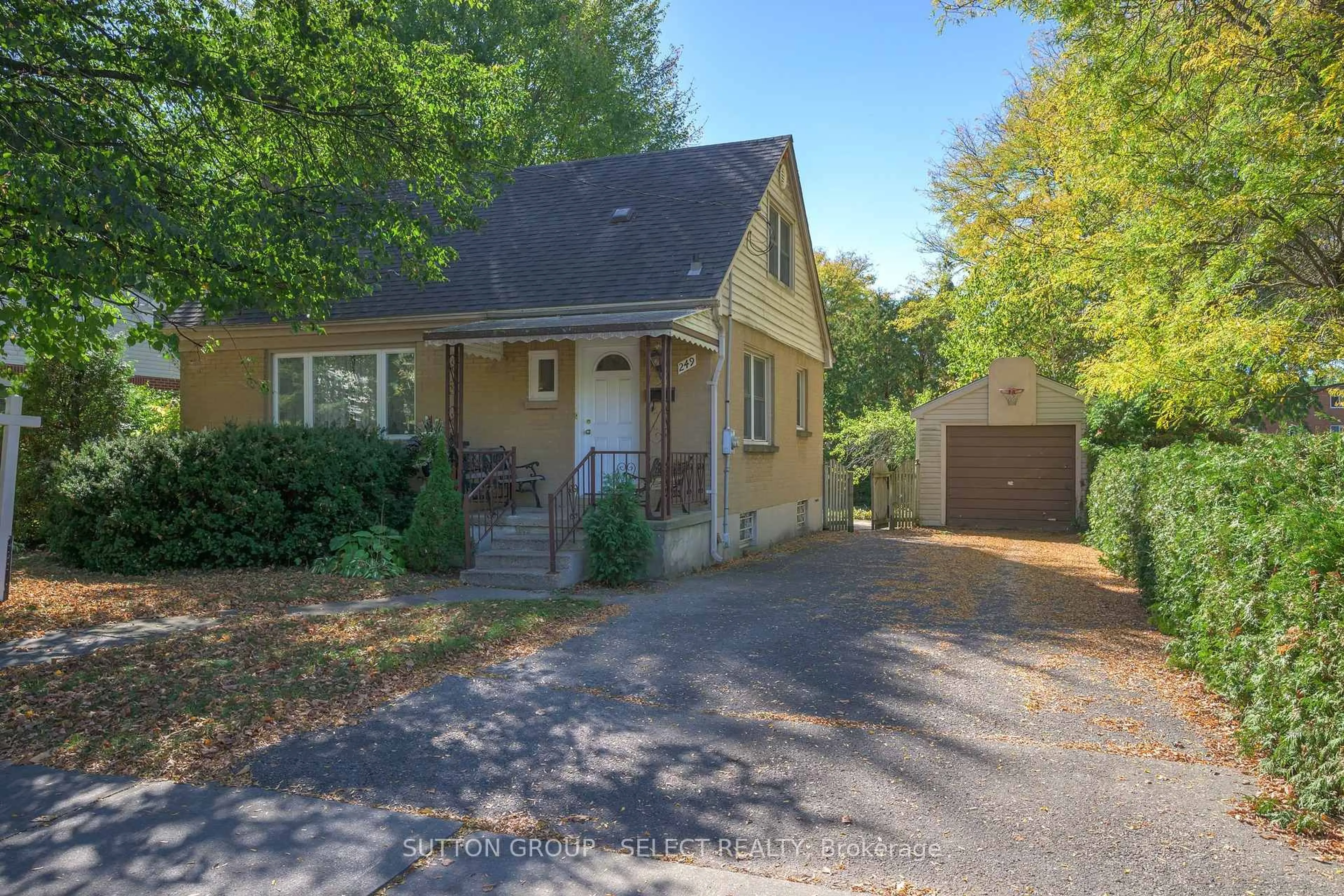 A pic from outside/outdoor area/front of a property/back of a property/a pic from drone, street for 249 Taylor St, London East Ontario N5Y 2J6