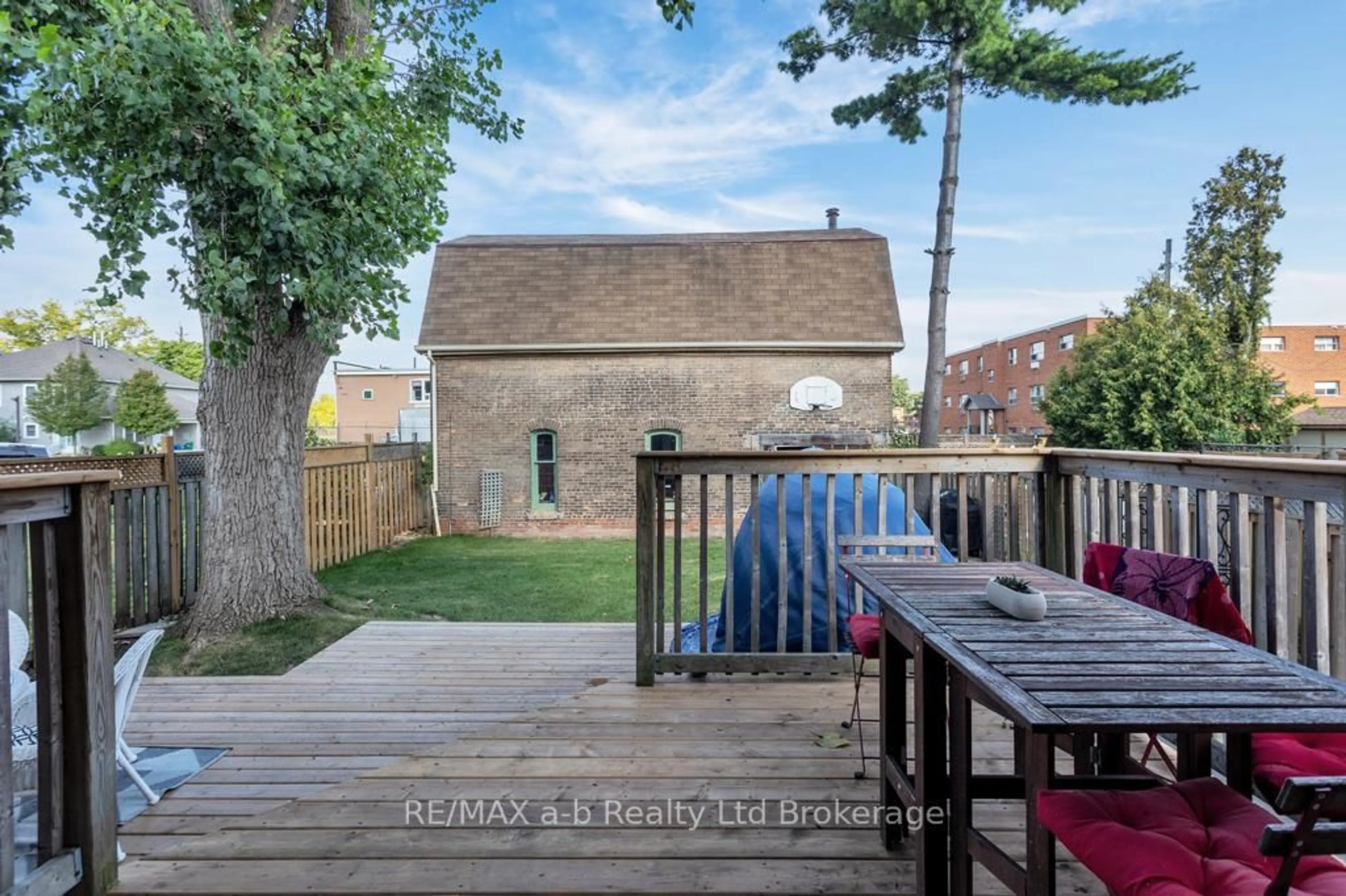 Patio, street for 115 Winniett St, Brant Ontario N3T 1N1