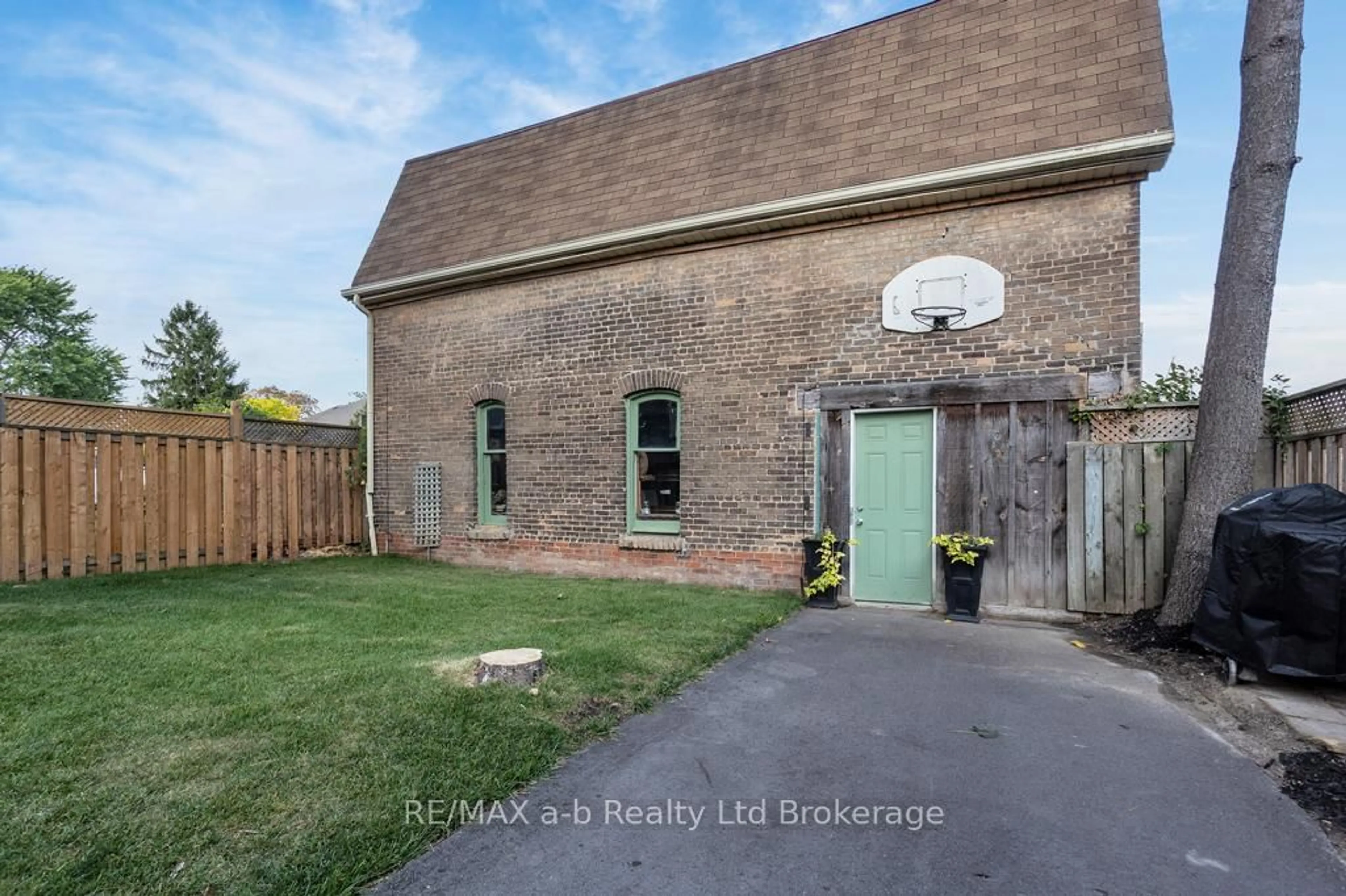 A pic from outside/outdoor area/front of a property/back of a property/a pic from drone, building for 115 Winniett St, Brant Ontario N3T 1N1