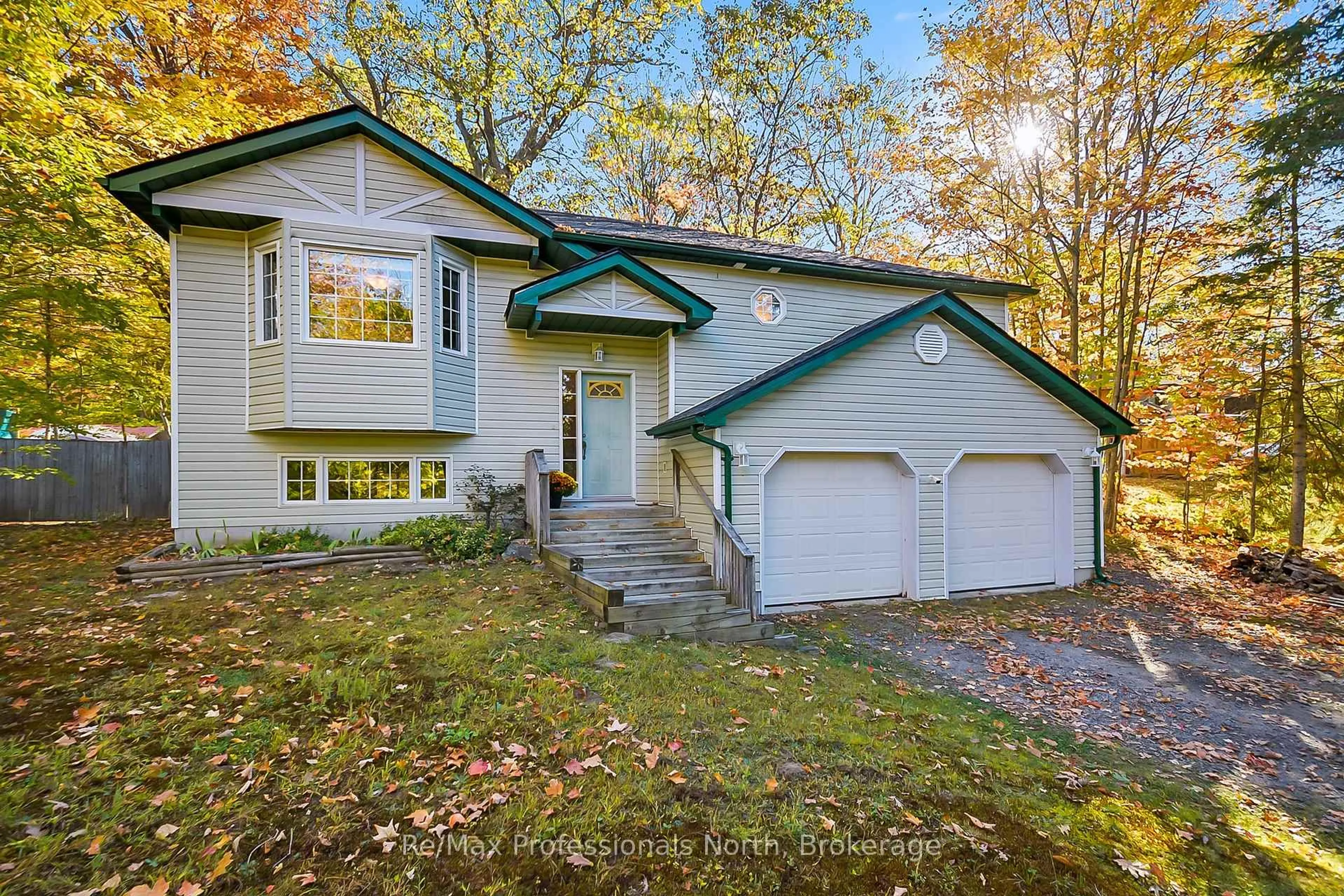 Home with vinyl exterior material, street for 1200 MUSKOKA Rd, Gravenhurst Ontario P1P 1R7