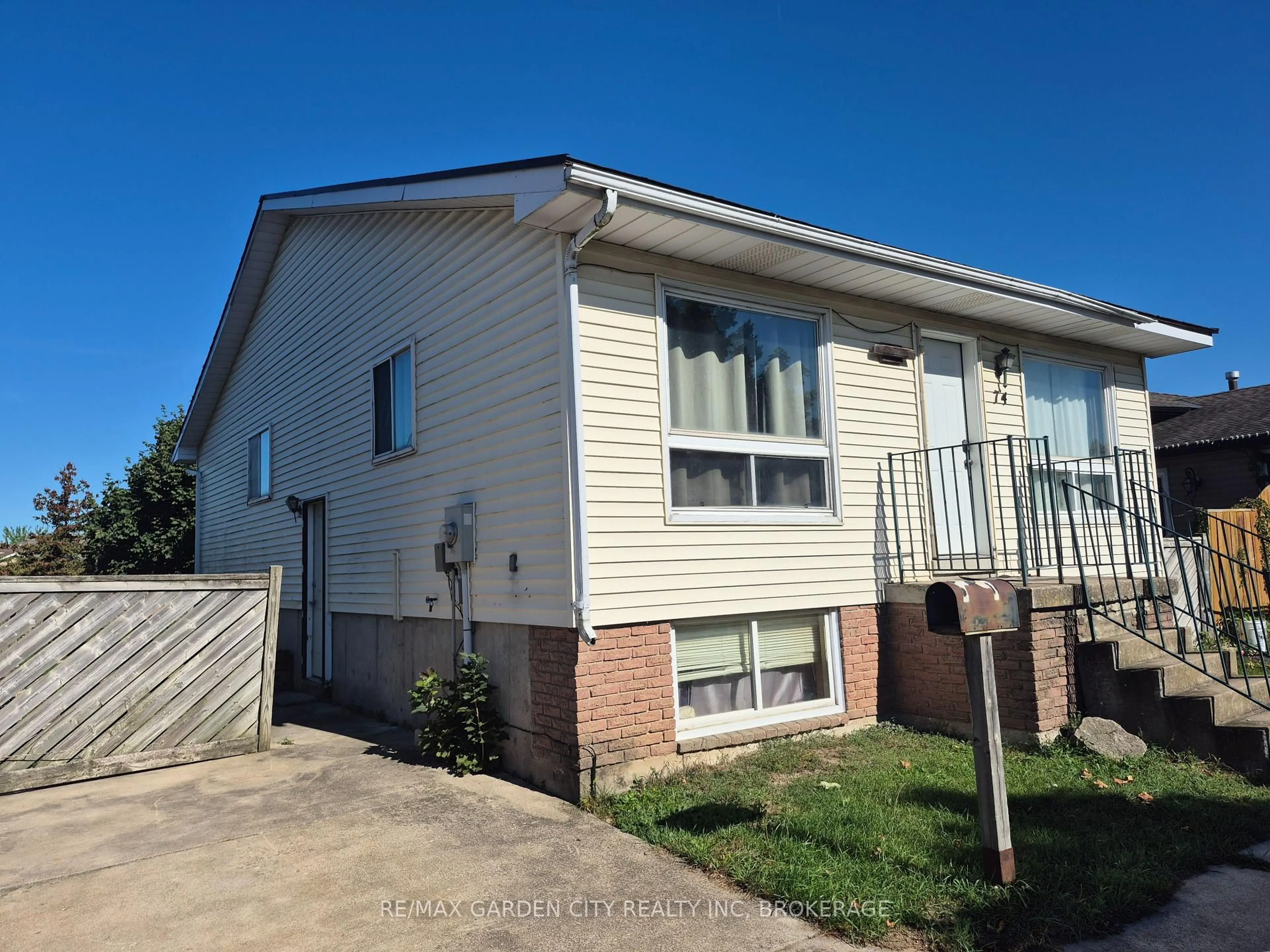 Home with vinyl exterior material, street for 74 Commerford St, Thorold Ontario L2V 4R1