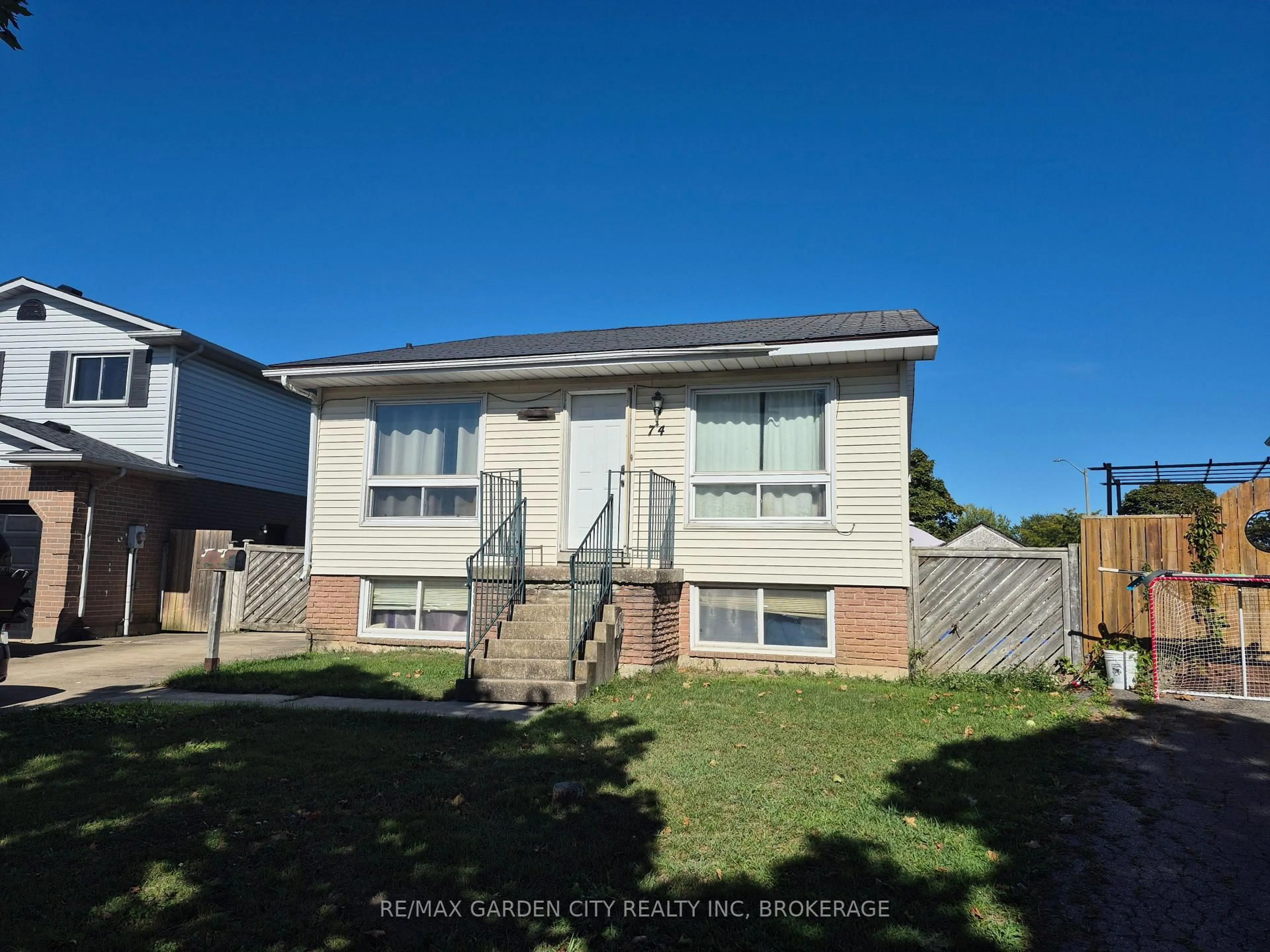 A pic from outside/outdoor area/front of a property/back of a property/a pic from drone, street for 74 Commerford St, Thorold Ontario L2V 4R1