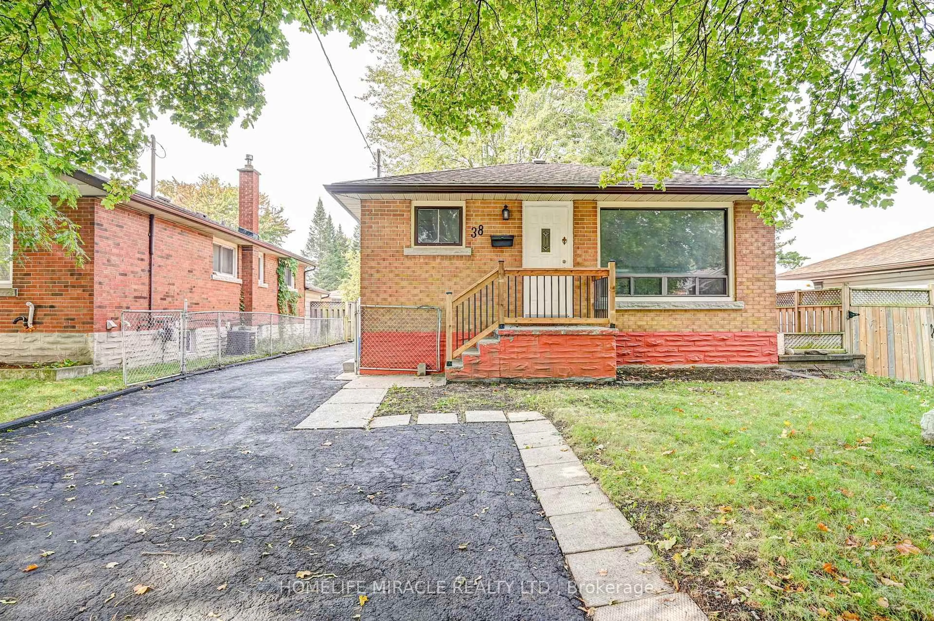 Home with brick exterior material, street for 38 Broadview Ave, Cambridge Ontario N1R 3V7