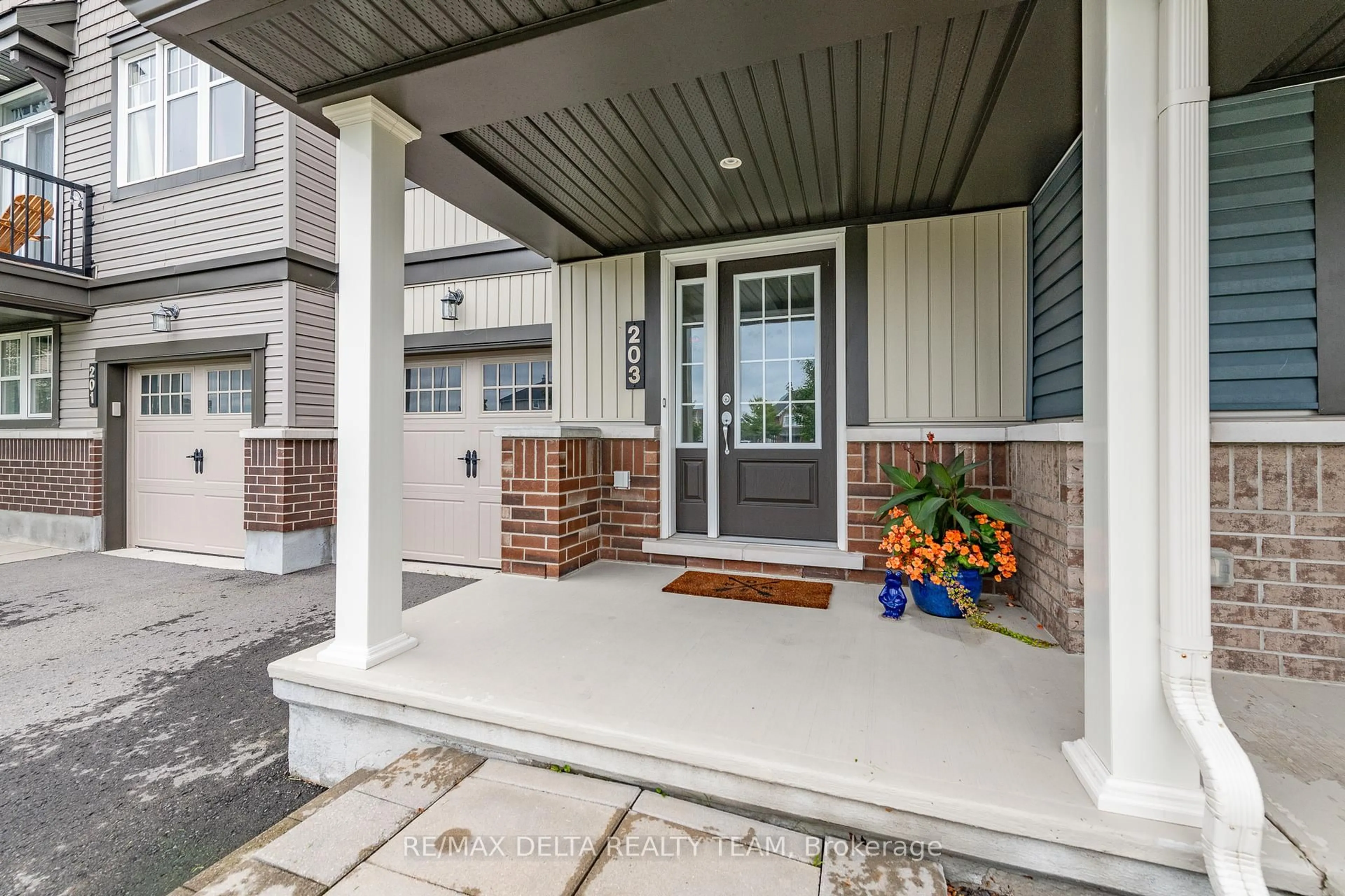 Indoor entryway for 203 Yellowcress Way, Ottawa Ontario K4A 1C3