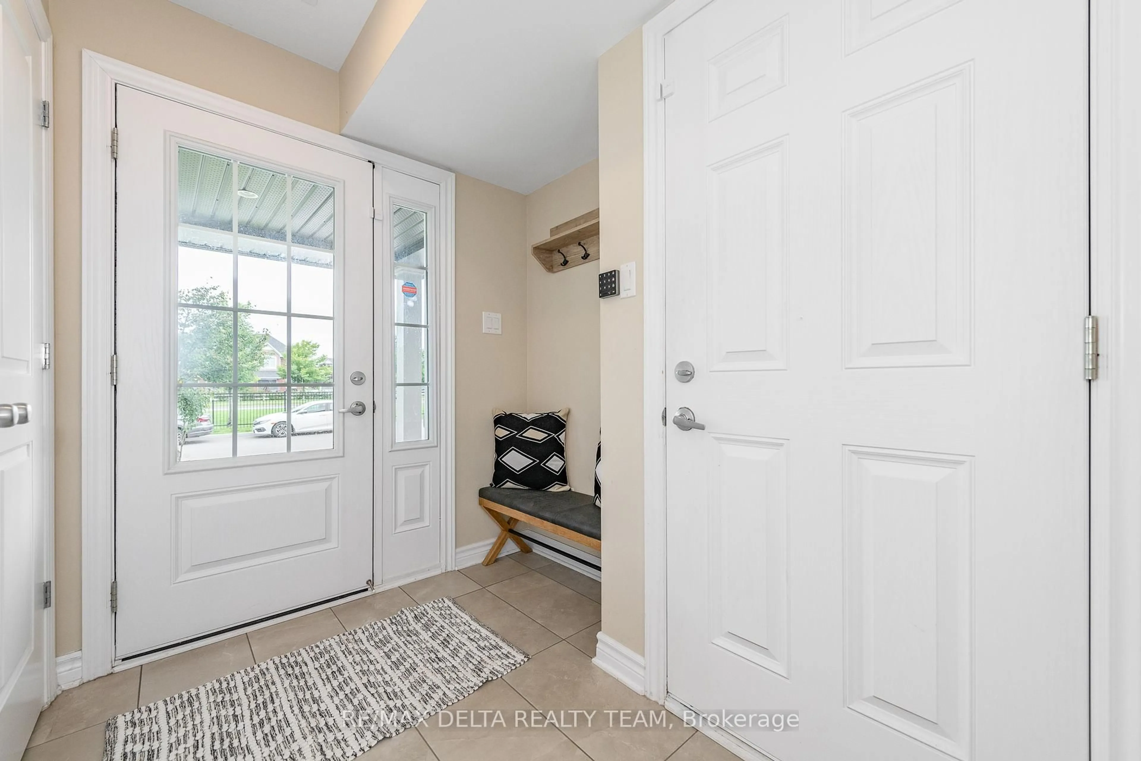 Indoor entryway for 203 Yellowcress Way, Ottawa Ontario K4A 1C3