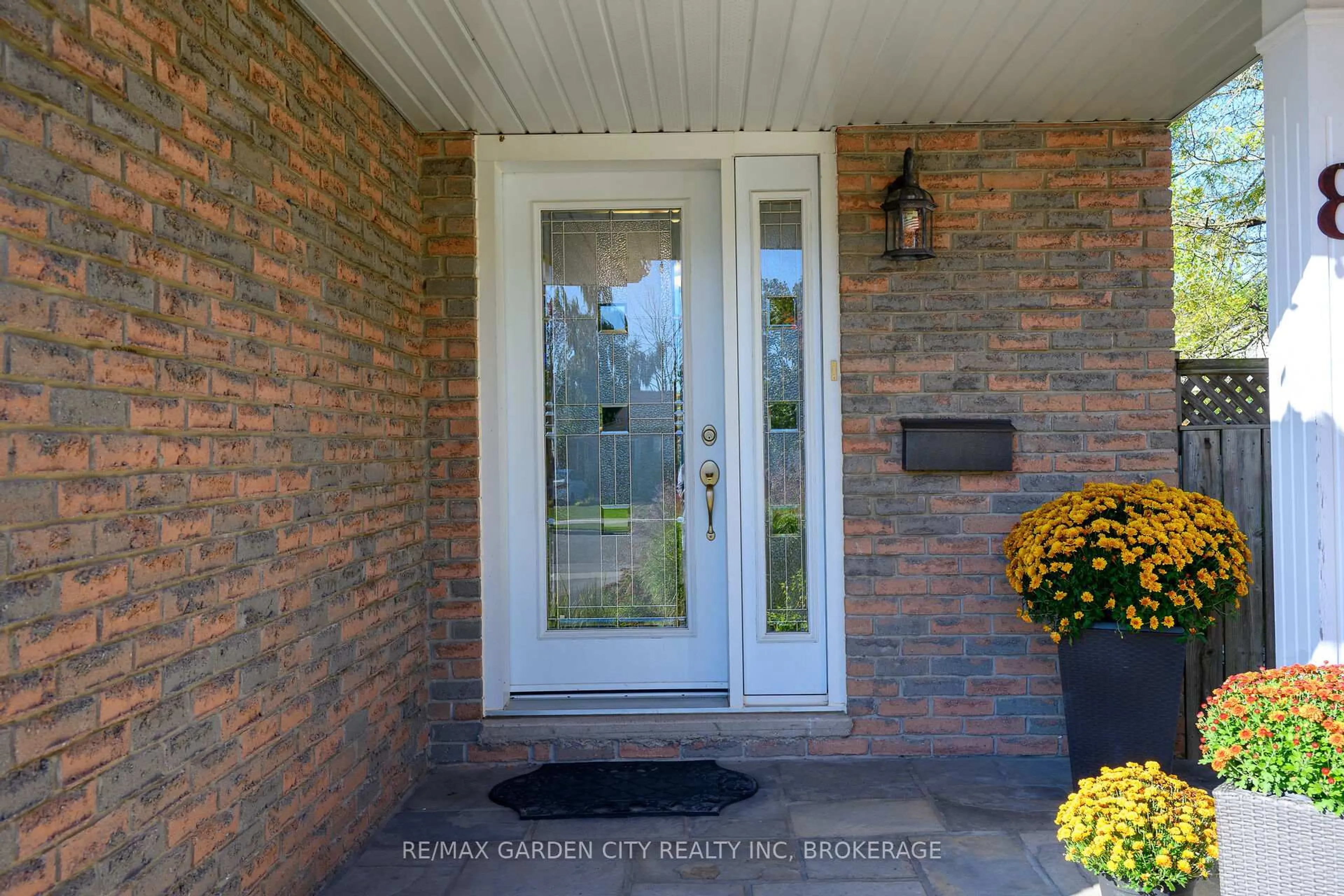 Indoor entryway for 82 Terrace Ave, Welland Ontario L3C 2C4