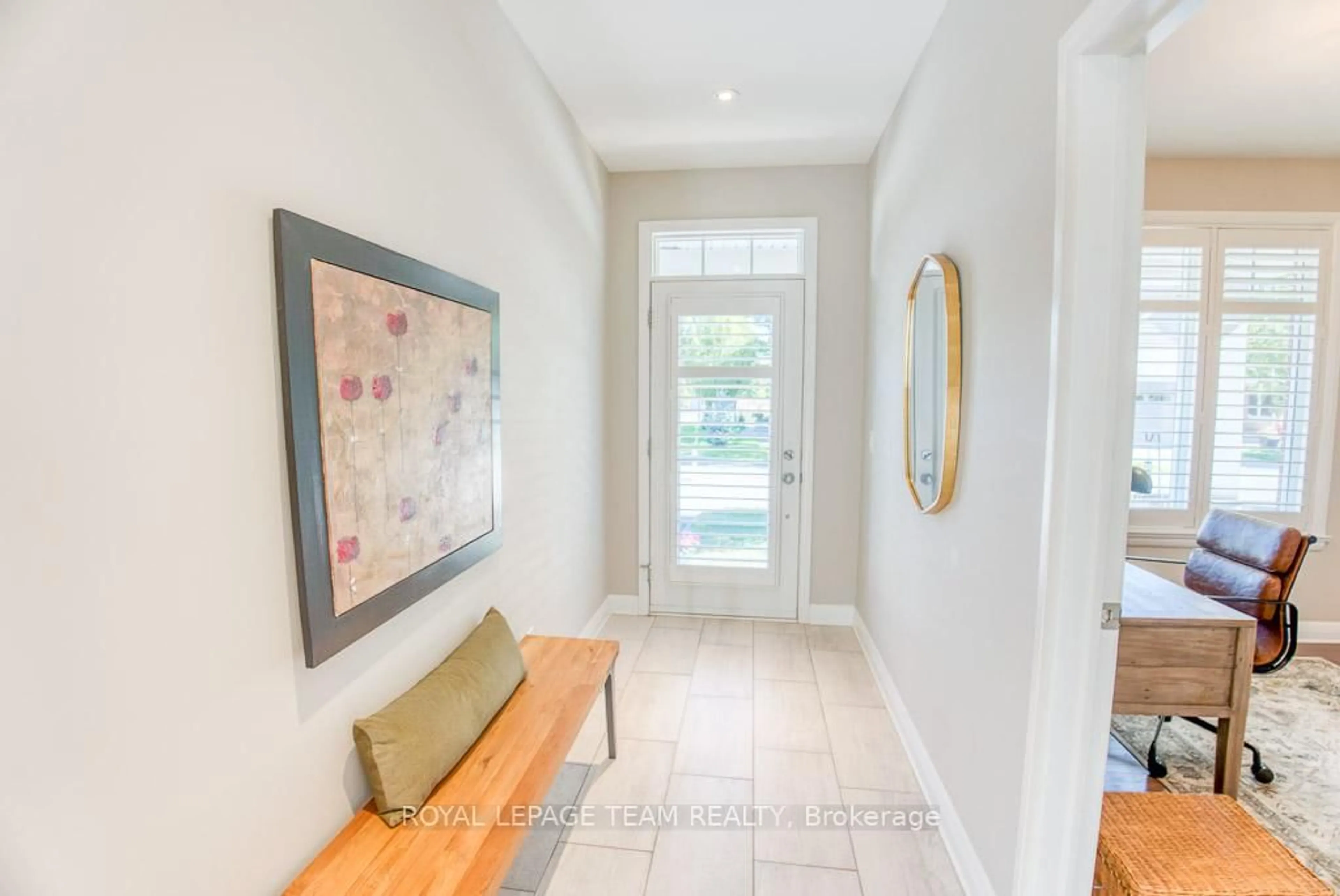 Indoor entryway for 107 Kitsilano Crt, Ottawa Ontario K2H 0B5