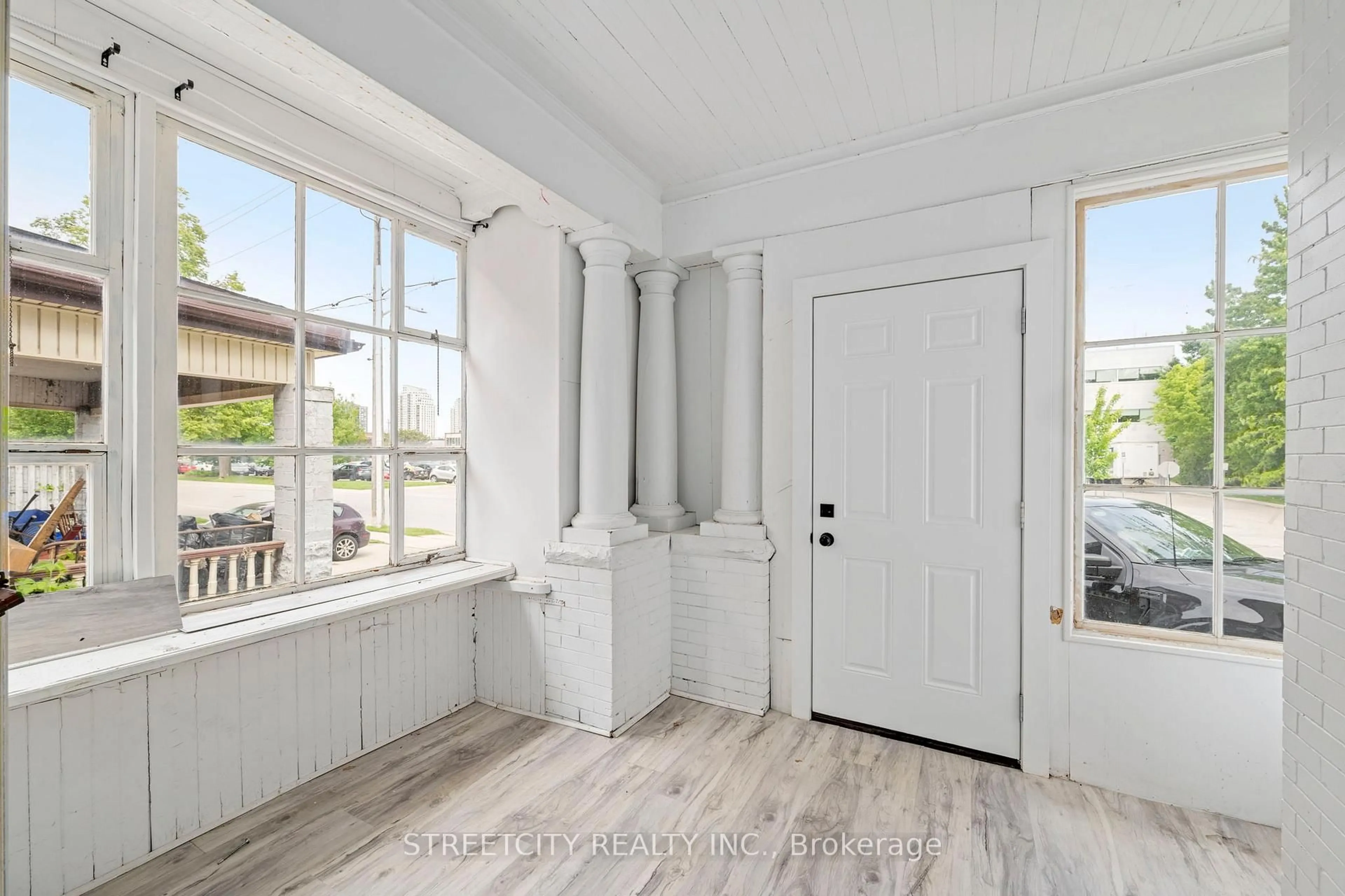 Indoor entryway for 255 Simcoe St, London East Ontario N6B 1J3