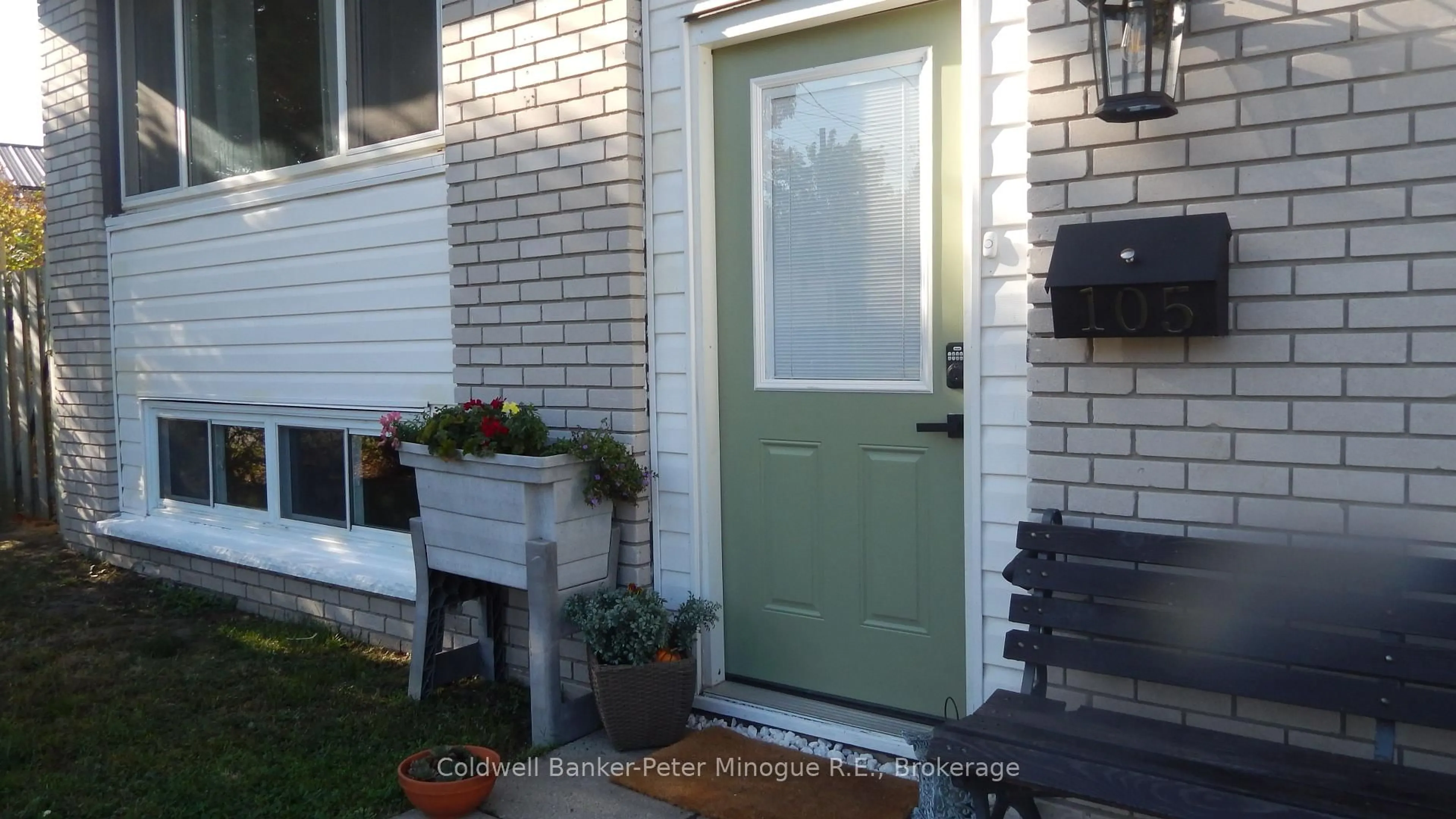 Indoor entryway for 105 Strathcona Dr, North Bay Ontario P1A 2N5