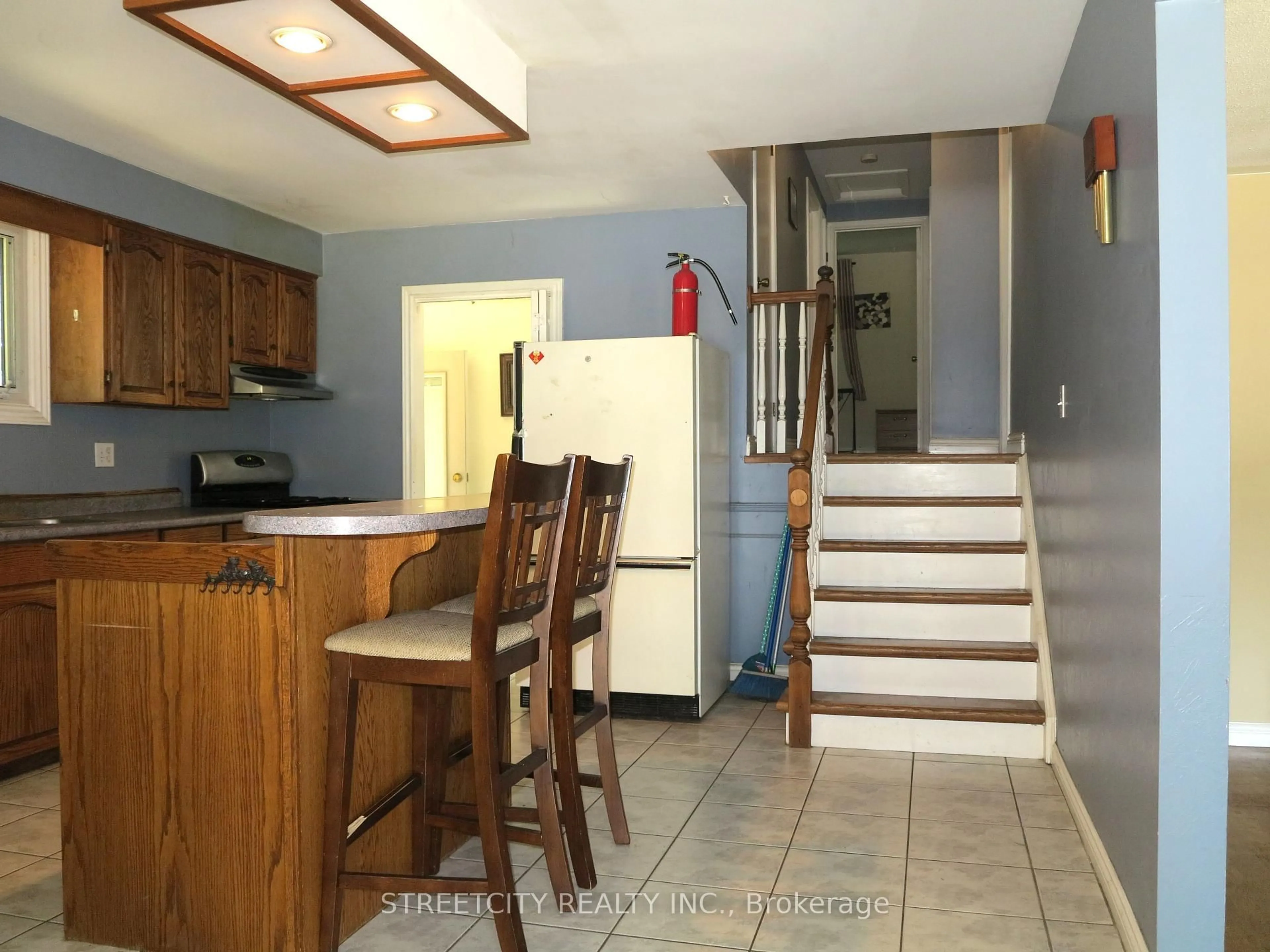 Unknown for 383 Castlegrove Clse, London North Ontario N6G 3H3