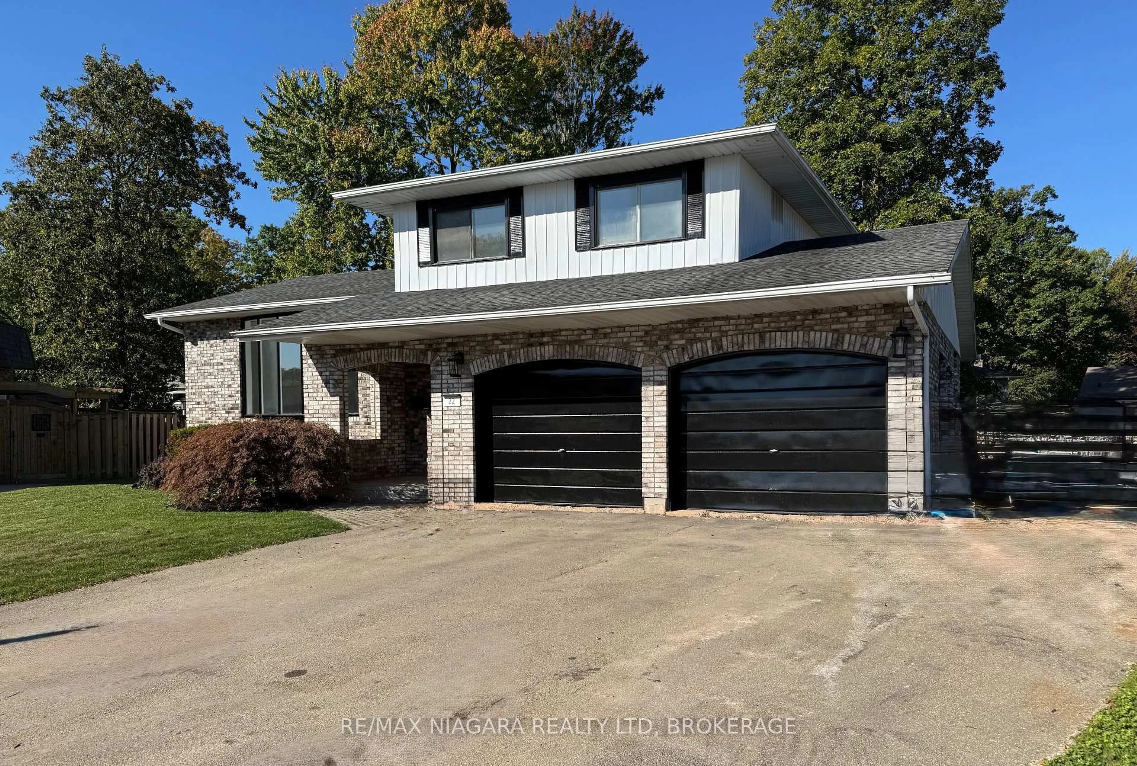 Home with brick exterior material, street for 22 Little John Crt, Welland Ontario L3C 5X2